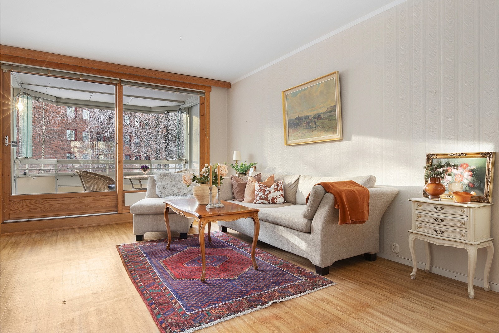 Stuen er stor og kan romme spisestue, sofakrok, TV, skjenk, skap og mer. Galleribilde