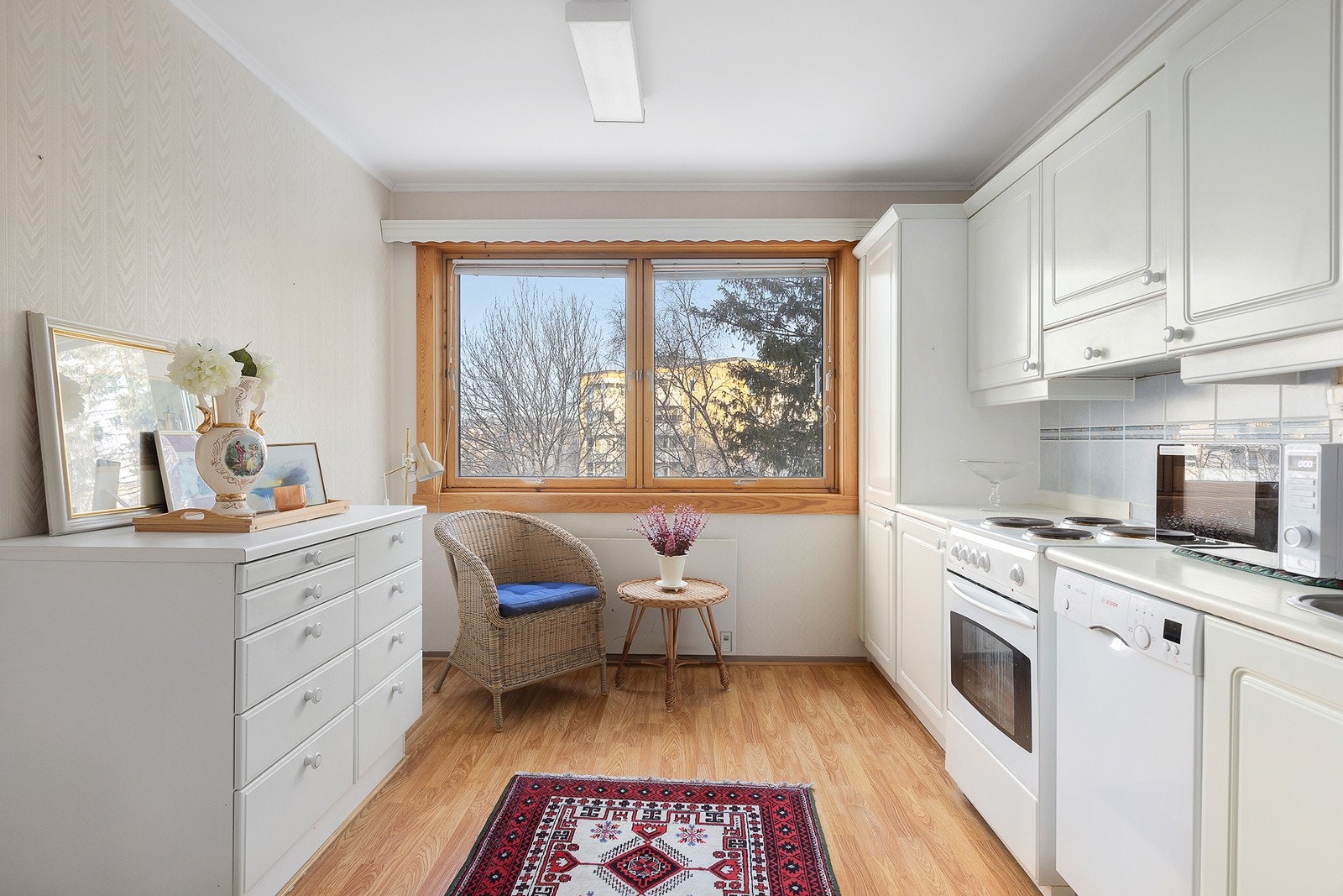 Det er også plass til både oppbevaring og spisegruppe på kjøkkenet, om man skulle ønske det. Galleribilde