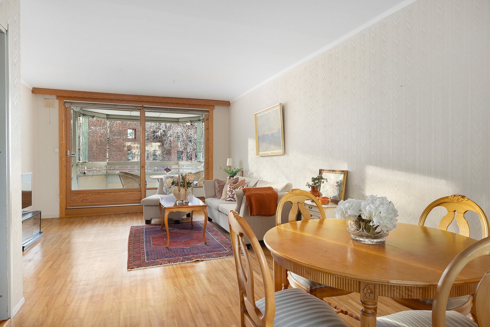 Store vindusflater vestover og utgang til balkong. Galleribilde