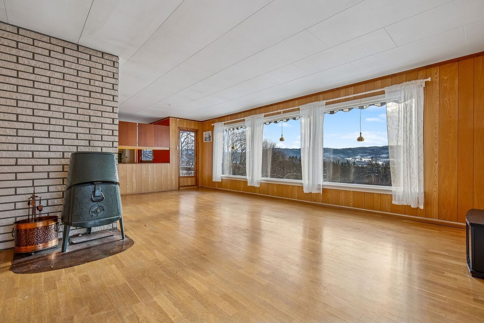 En sjarmerende enebolig med renoveringsbehov over to plan med et bruksareal på 207 kvm. Her får du et stort tomteareal på over 2 mål (tomten er under fradeling). Galleribilde