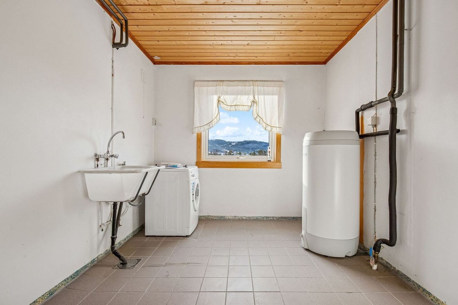 I sokkeletasjen får du ditt eget separat vaskerom på hele 11,5 kvadratmeter - med god plass til vaskemaskin, tørketrommel og praktisk oppbevaring. Galleribilde