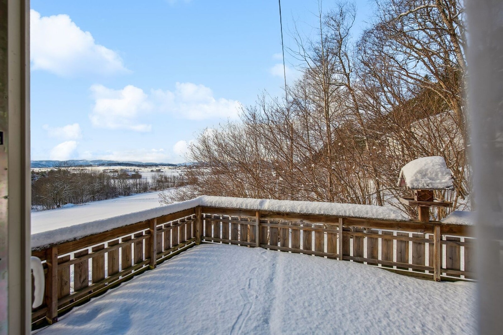 Fra stuen har du dirkete adkomst til boligens terrasse på hele 20 kvadratmeter. Denne nyter godt av gode solforhold samt herlig, uhindret utsikt. Galleribilde
