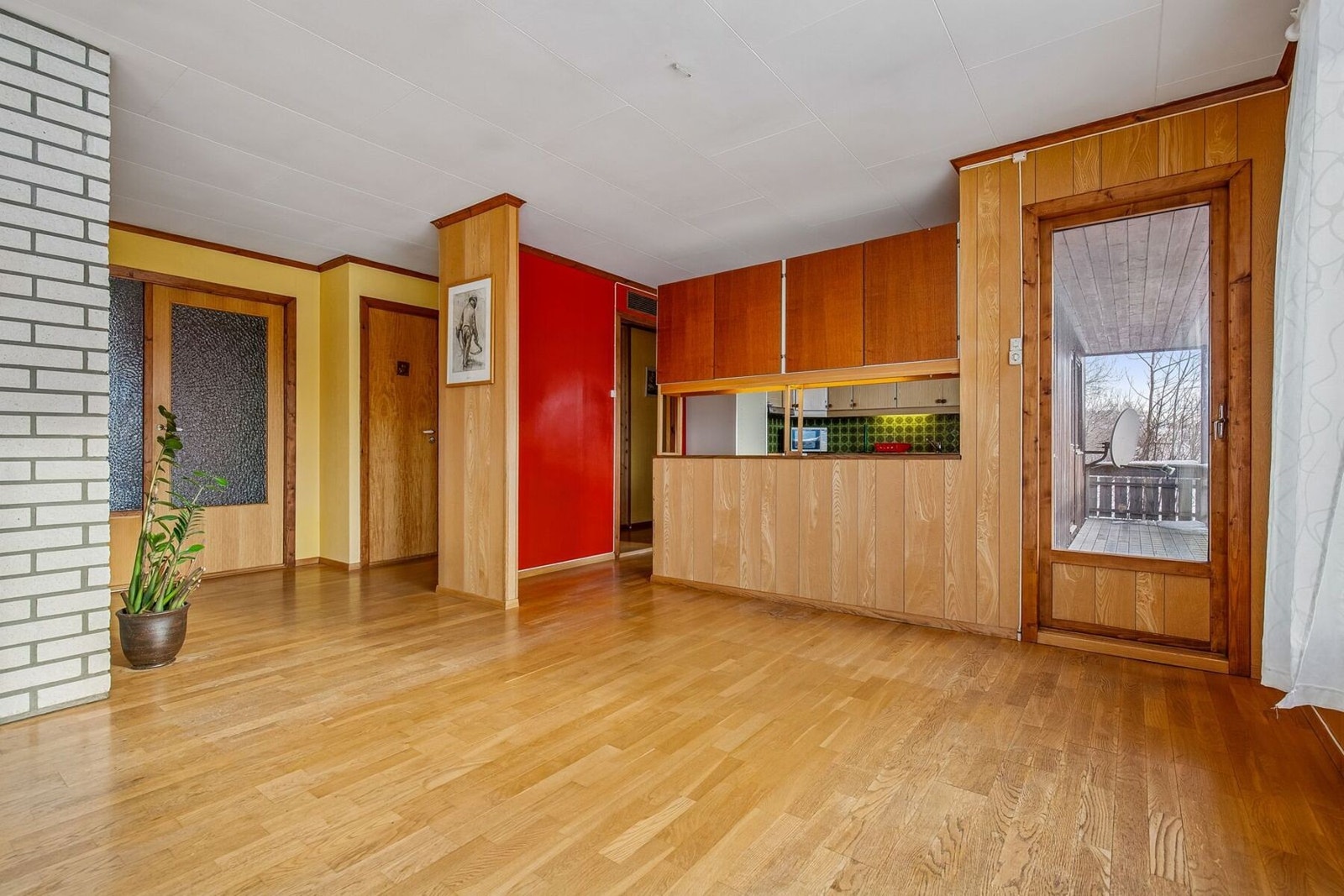 I hovedetasjen får du store oppholdsrom med god plass til møblering i flere sosiale soner. Galleribilde