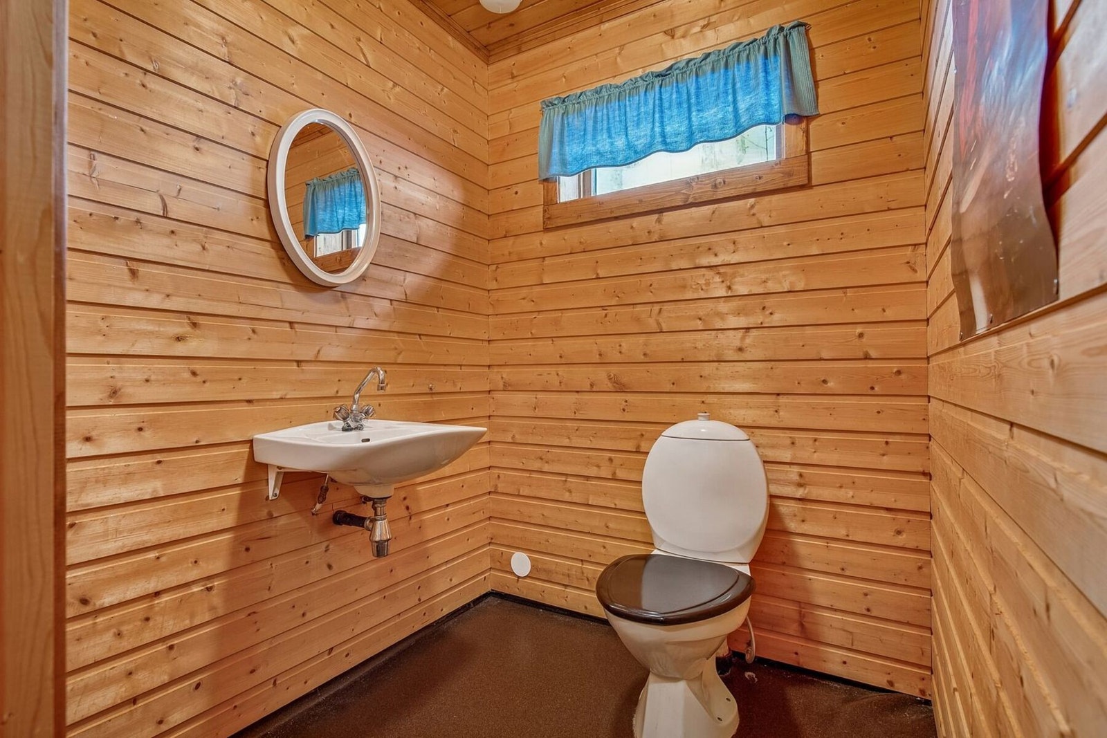 Her også få du eget separat toaletttom. Dette måler 2,5 kvadratmeter. I sokkeletasjen får du også flere boder og et stort uinnredet rom. Galleribilde