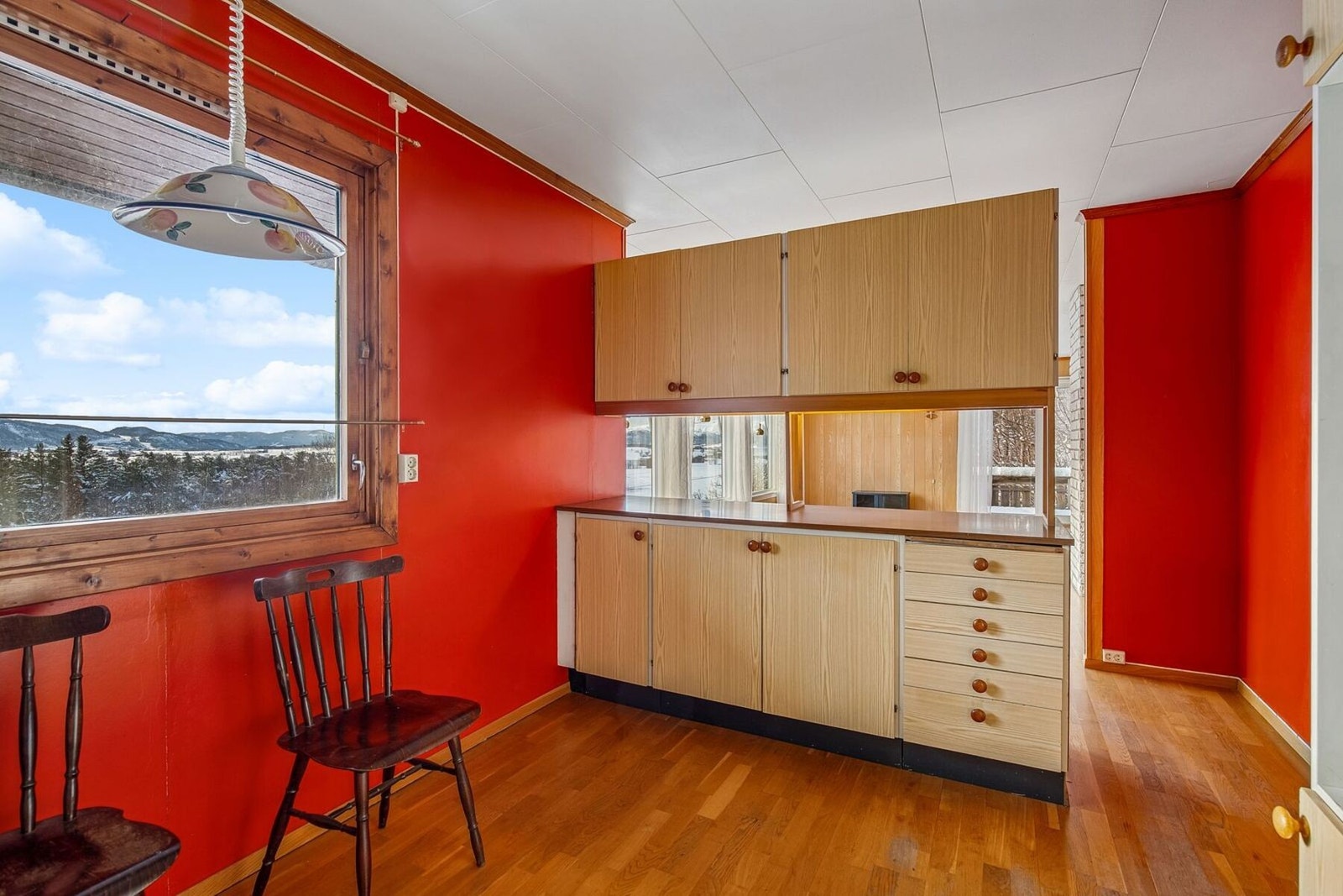 Her får du rikelig med skapplass og god benkeplass som gir både funksjonalitet og komfort i hverdagen. Galleribilde