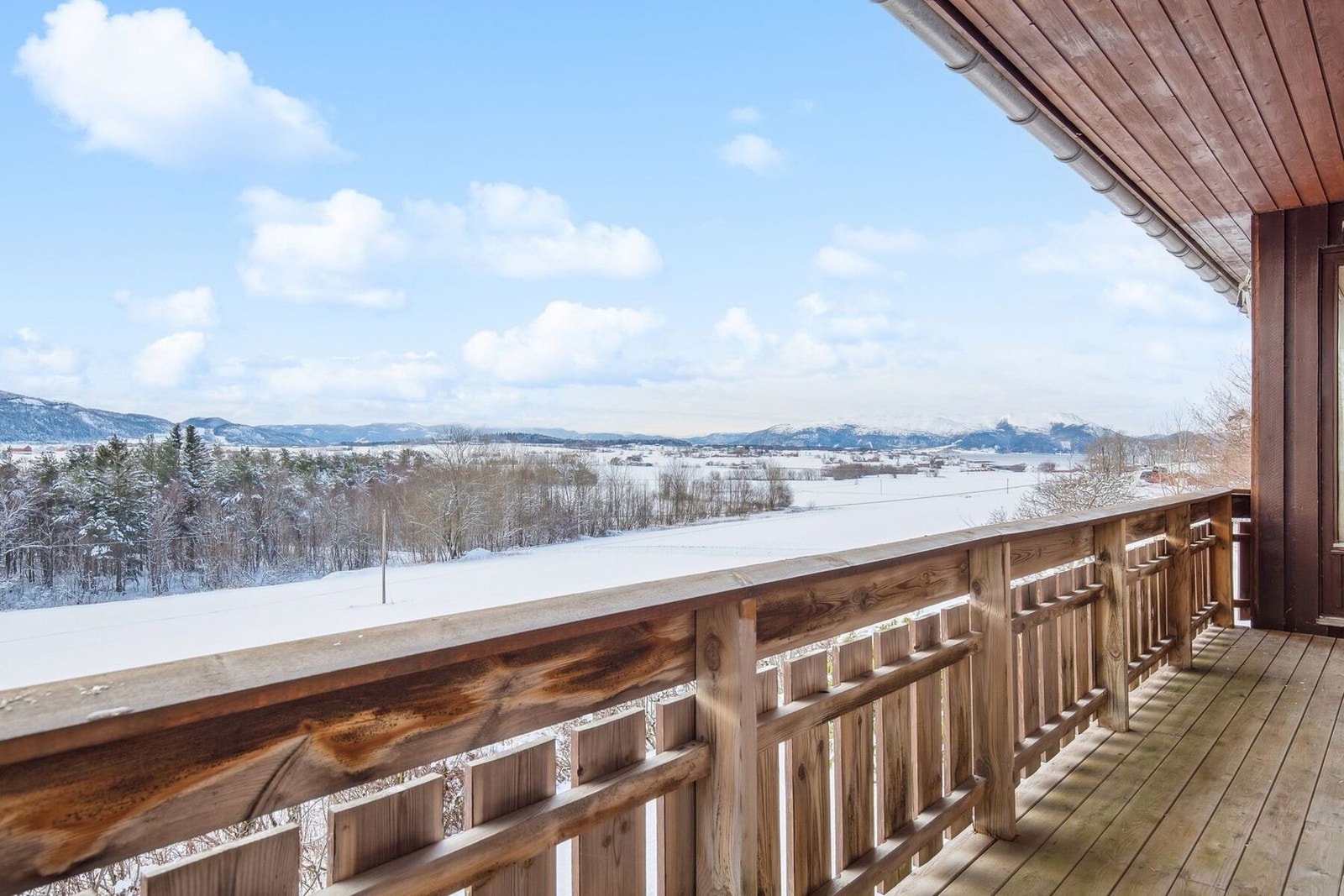 Fra soverommet er det dirkete adkomst til solrik balkong på 9 kvadratmeter. Galleribilde