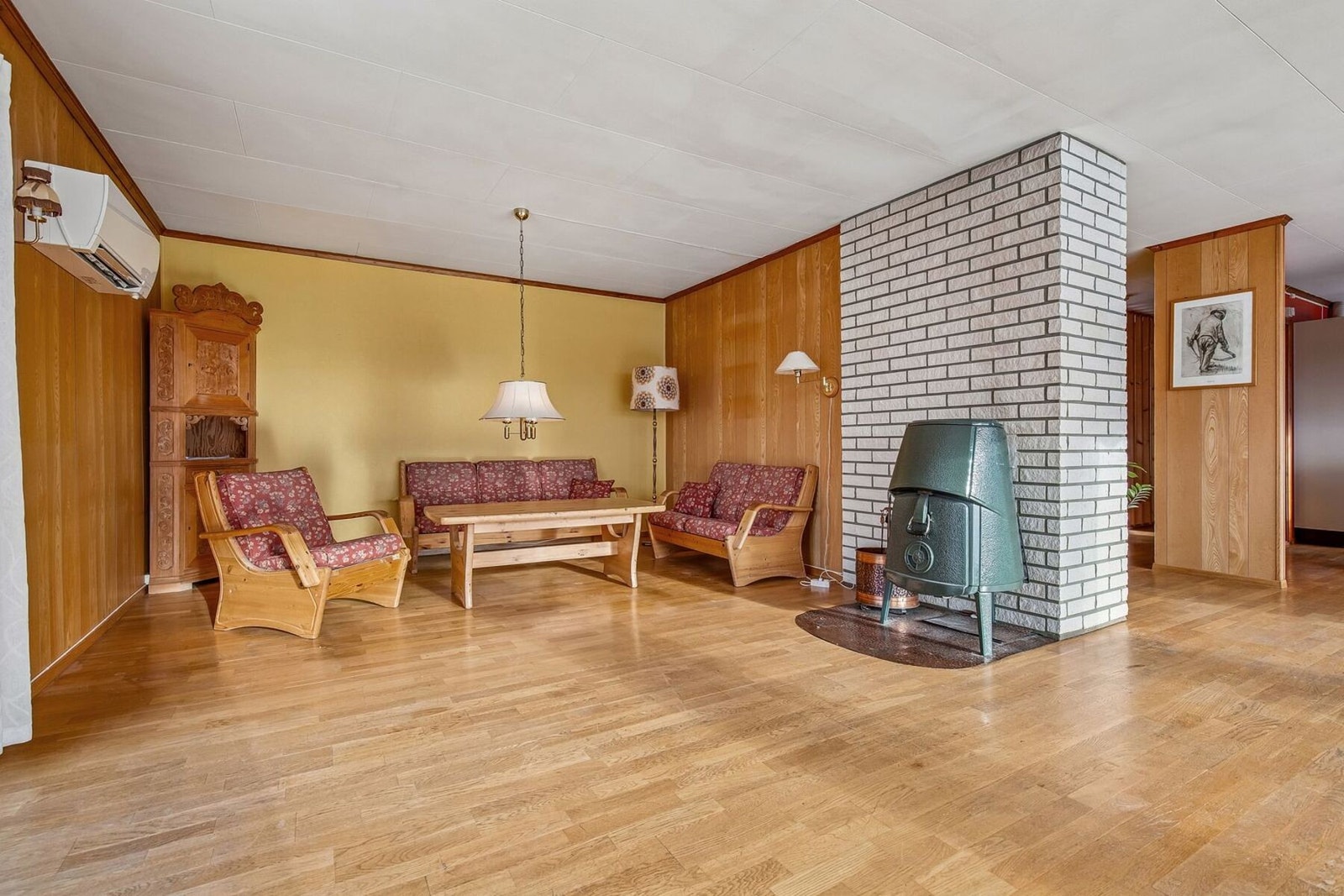 Boligen er oppvarmet med elektrisitet, varmepumpe og behagelig vedfyring. Her bor du bare en kort kjøre- eller spasertur unna Rissa sentrum. Galleribilde