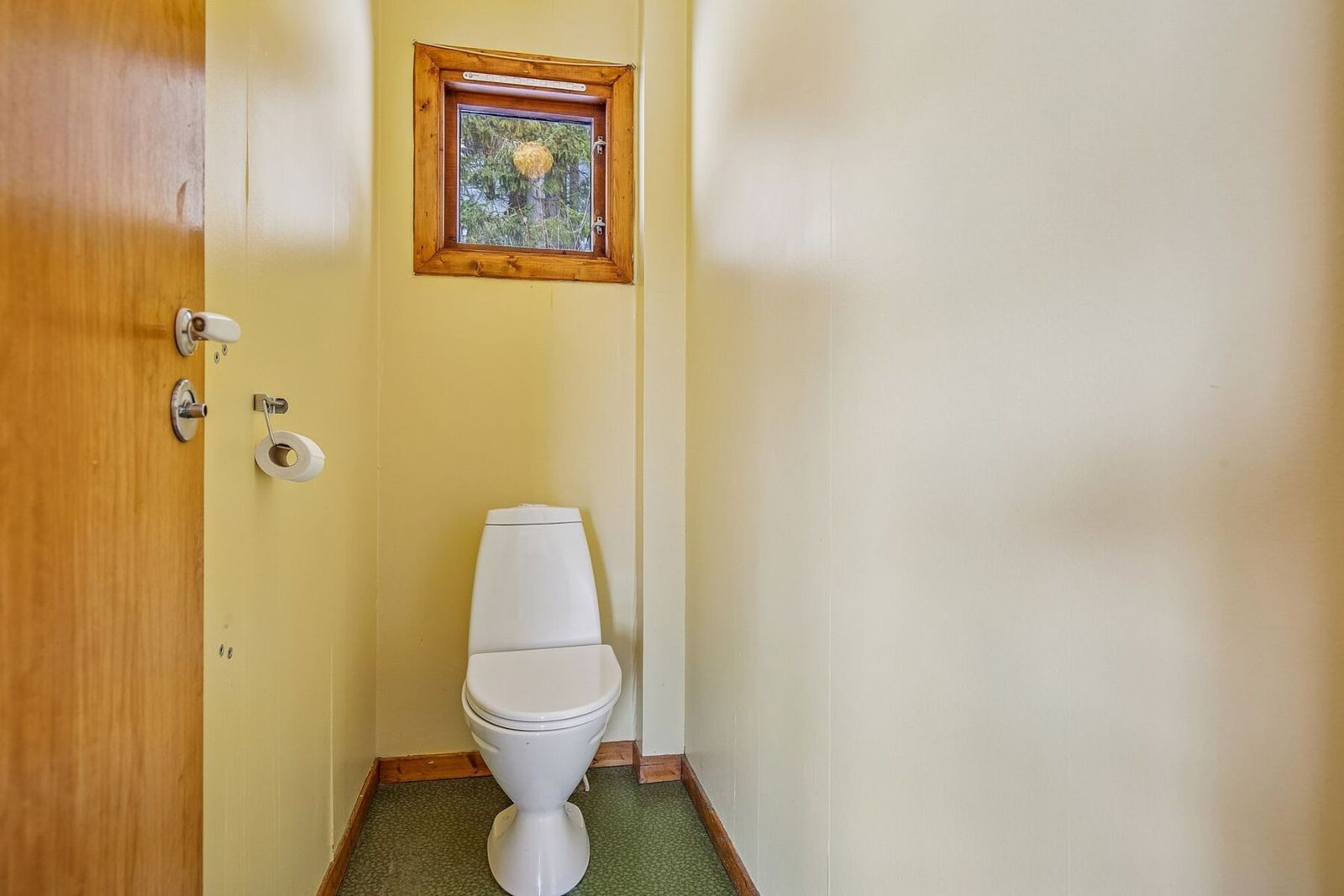 I tilknytning til gangen i hovedetasjen har du et praktisk toalettrom på 1,5 kvadratmeter. Galleribilde