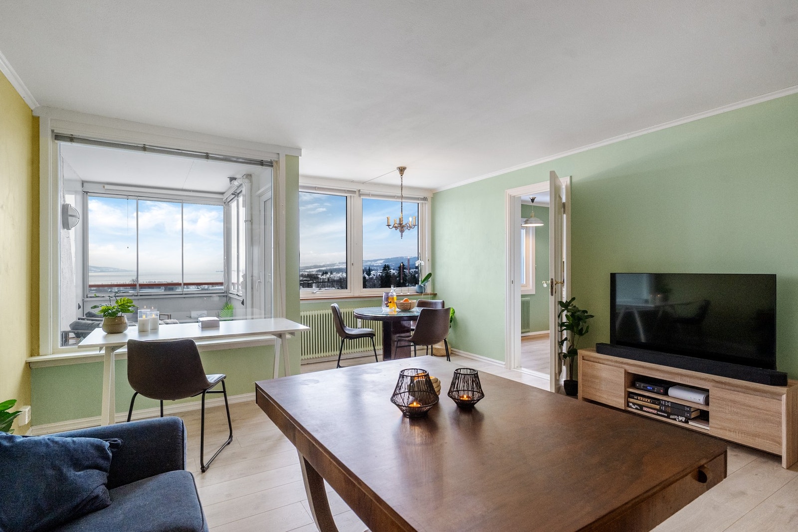 Vinduene og glassverandaen gir fint med dagslys inn i stuen. Galleribilde