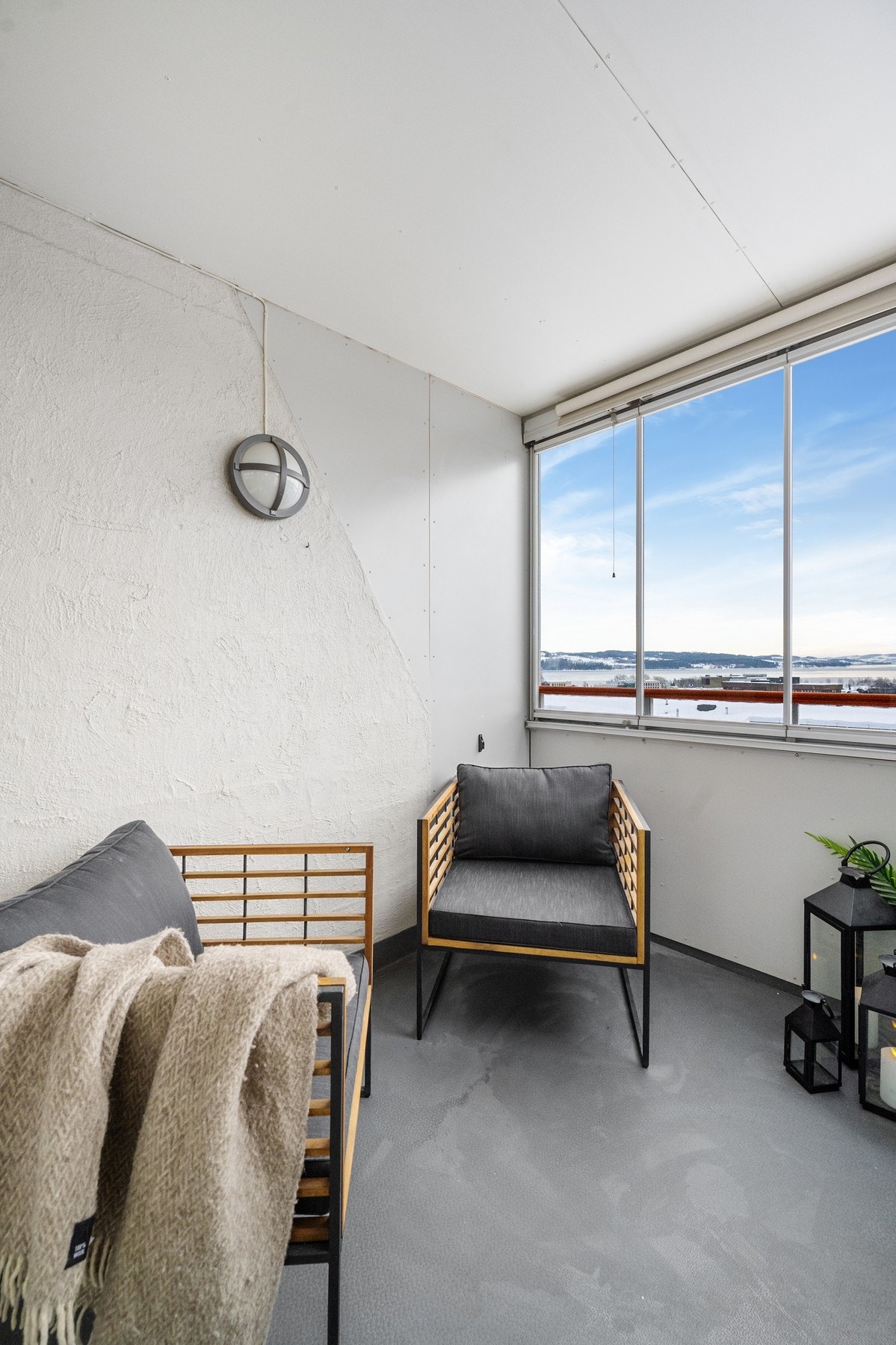 På balkongen kan du innrede til en liten stue gjennom vår og sommer halvåret. Galleribilde