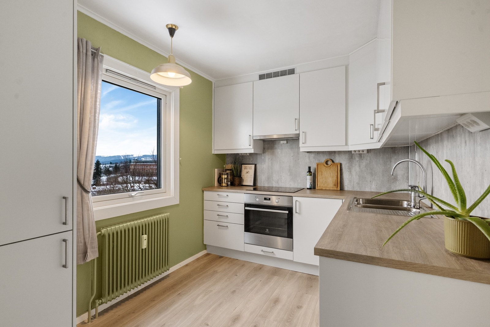 Sigdal kjøkken med mye skapplass. Galleribilde