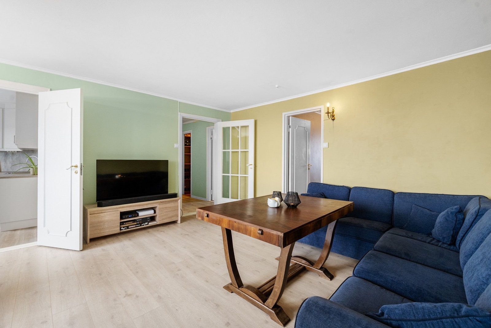 Stuen er malt i lyse og freshe farger. Galleribilde