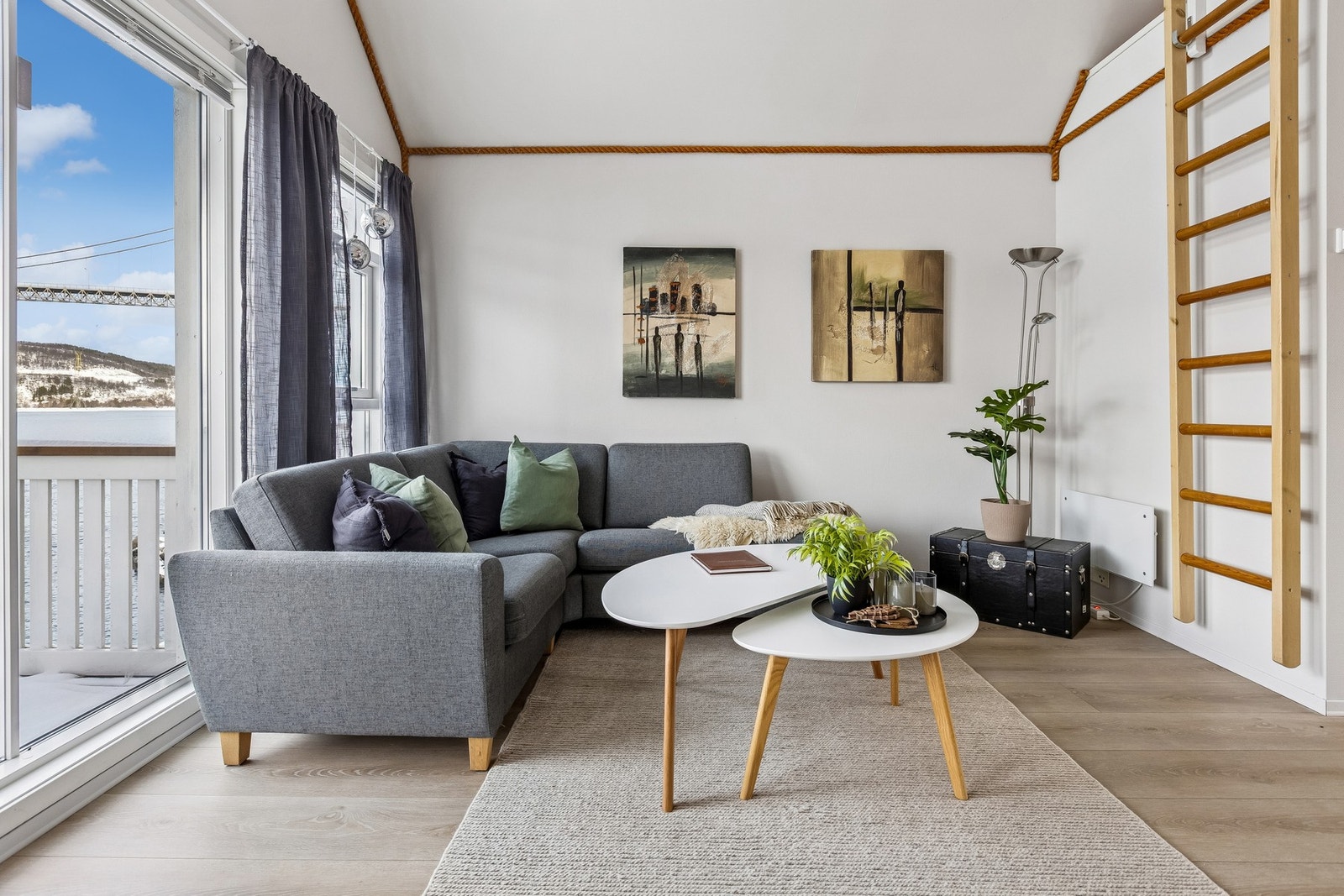 Det er tilgang til hems fra stua Galleribilde