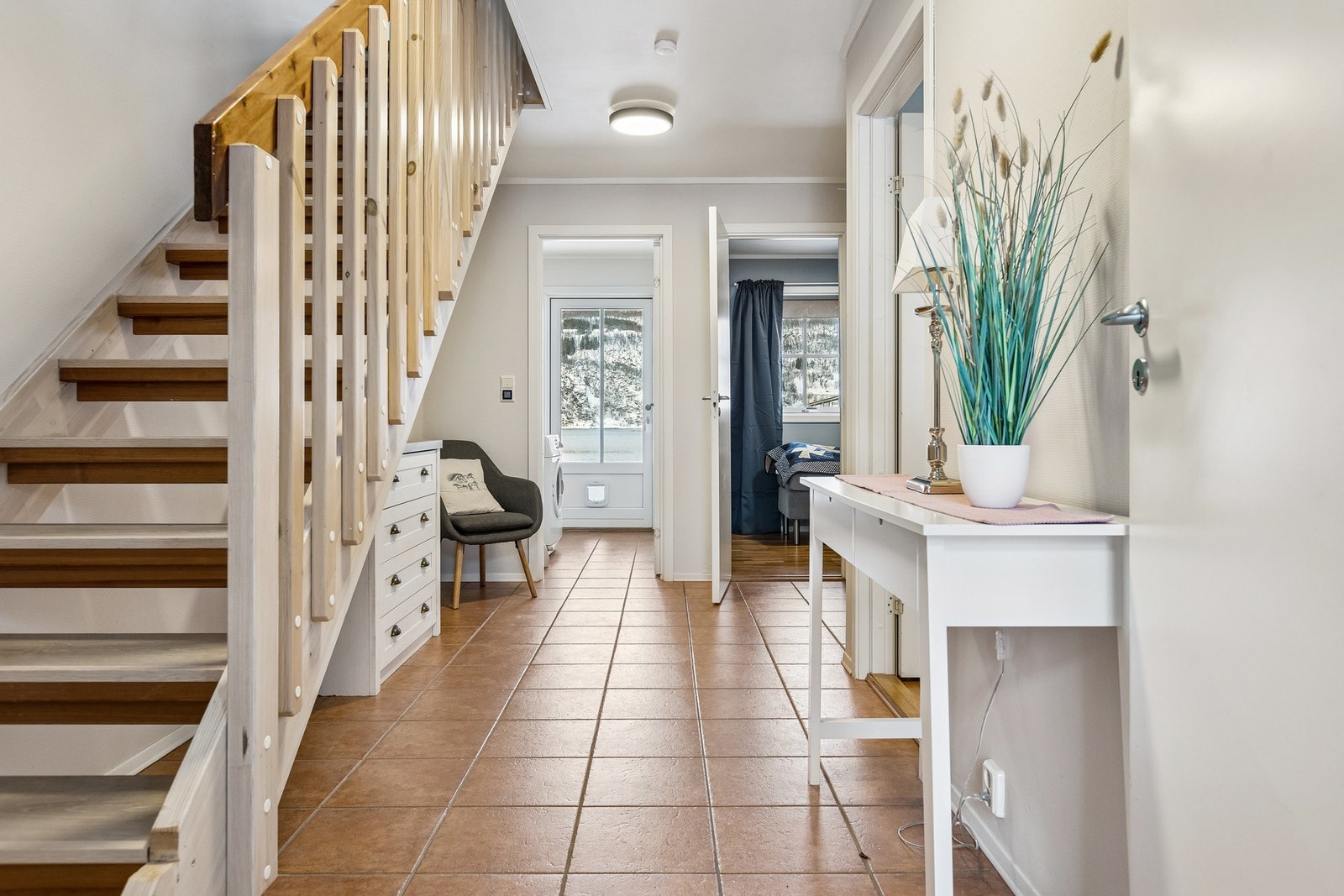 Lys og innbydende hall med trapp opp til hovedetasjen med ny malte overflater fra 2025-2026 som gir et friskt uttrykk Galleribilde