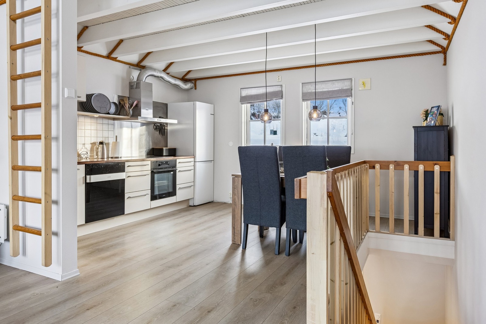 Lyst og praktisk kjøkken med god spiseplass - perfekt for hyggelige måltider og sosialt samvær Galleribilde