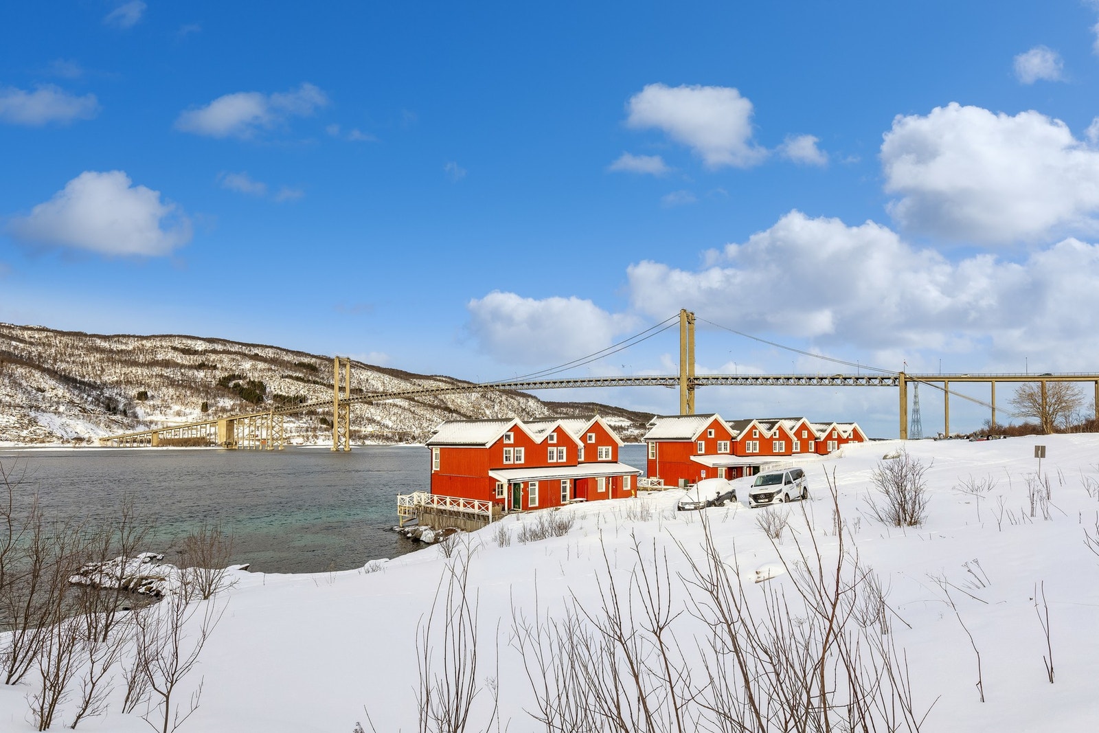 Fantastisk beliggenhet helt nede ved havet, med fri utsikt mot Tjeldsundet Galleribilde