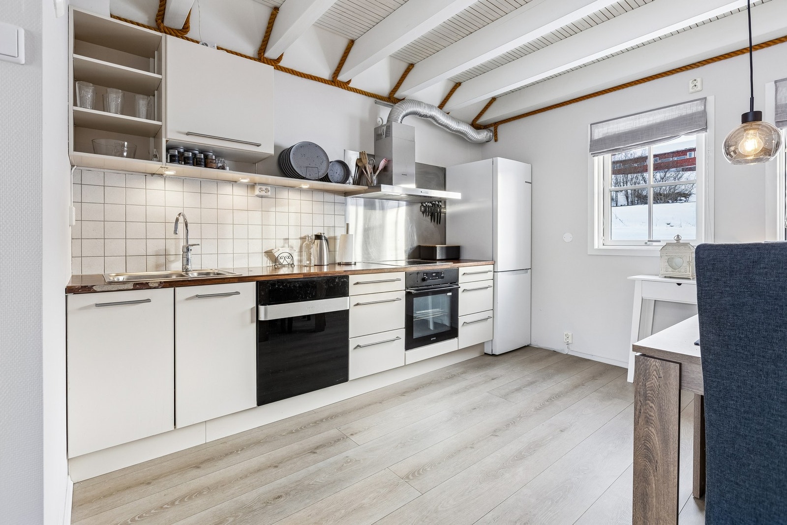 Moderne kjøkken med glatte fronter og god skapplass Galleribilde