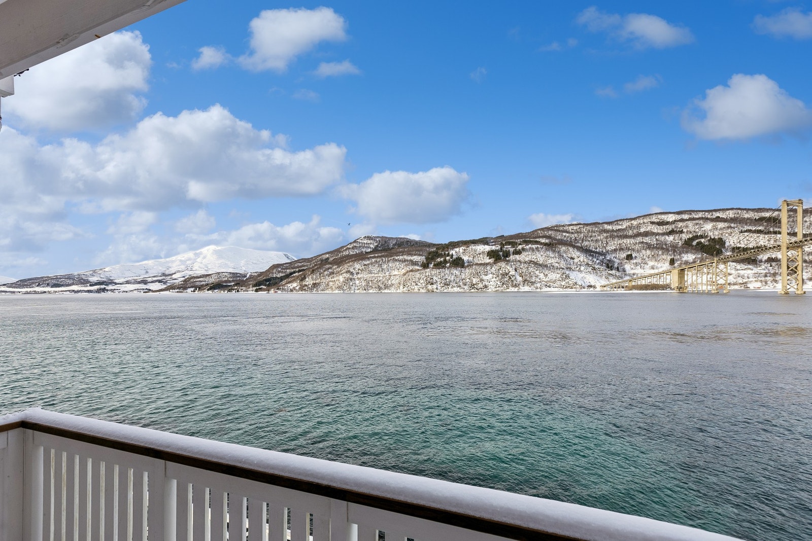 Nydelig sjøutsikt fra både stue og veranda Galleribilde