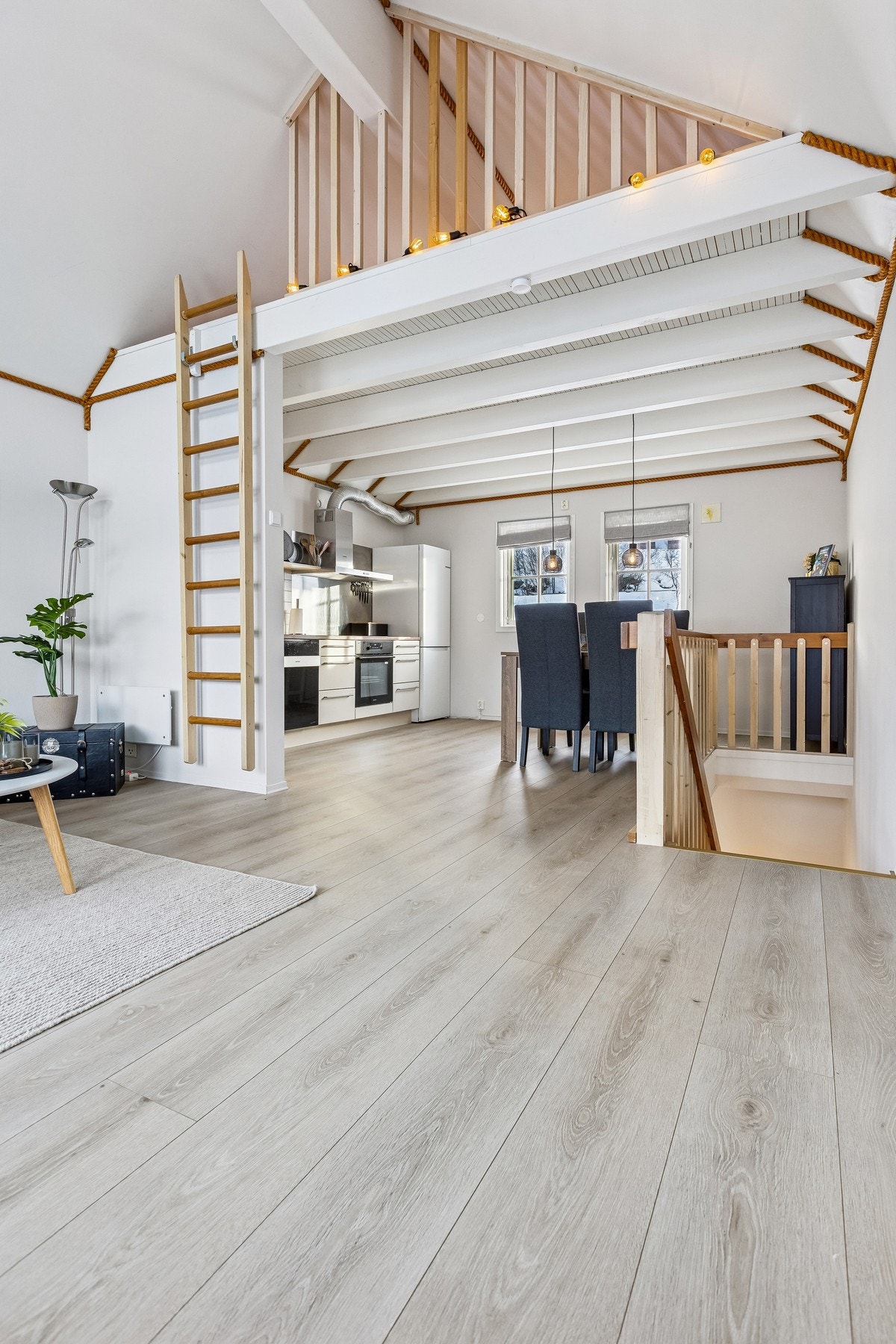 Over hele kjøkkenet er det hems Galleribilde