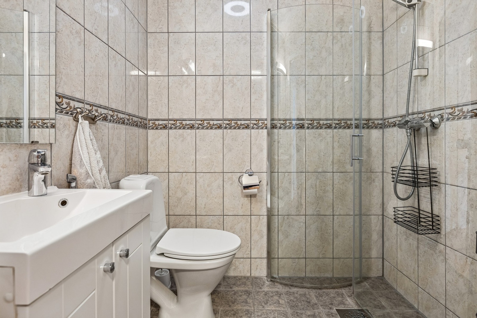 Pent flislagt bad med varmekabler Galleribilde