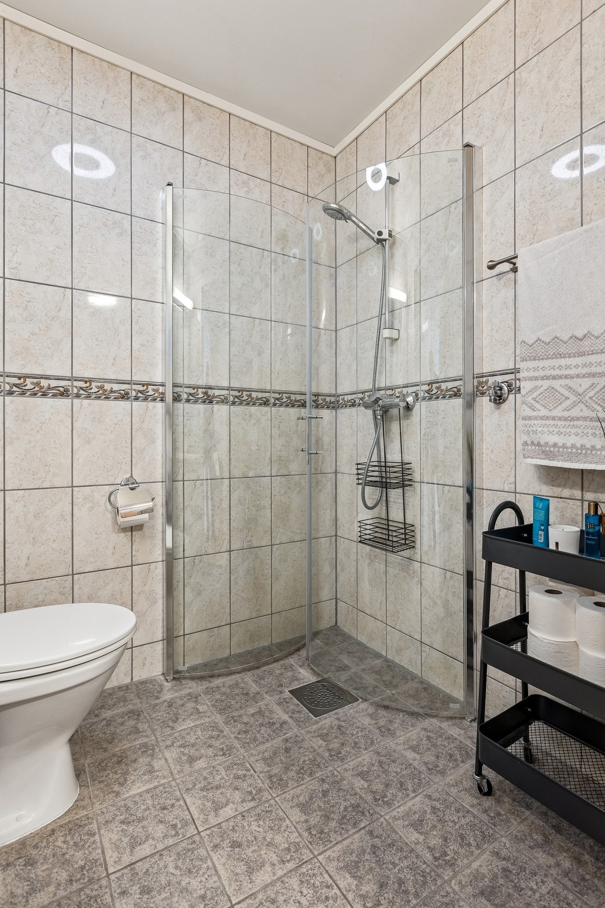 Plassbesparende dusjløsning der veggene kan foldes både inn og ut, noe som gir maksimal fleksibilitet i hverdagen Galleribilde