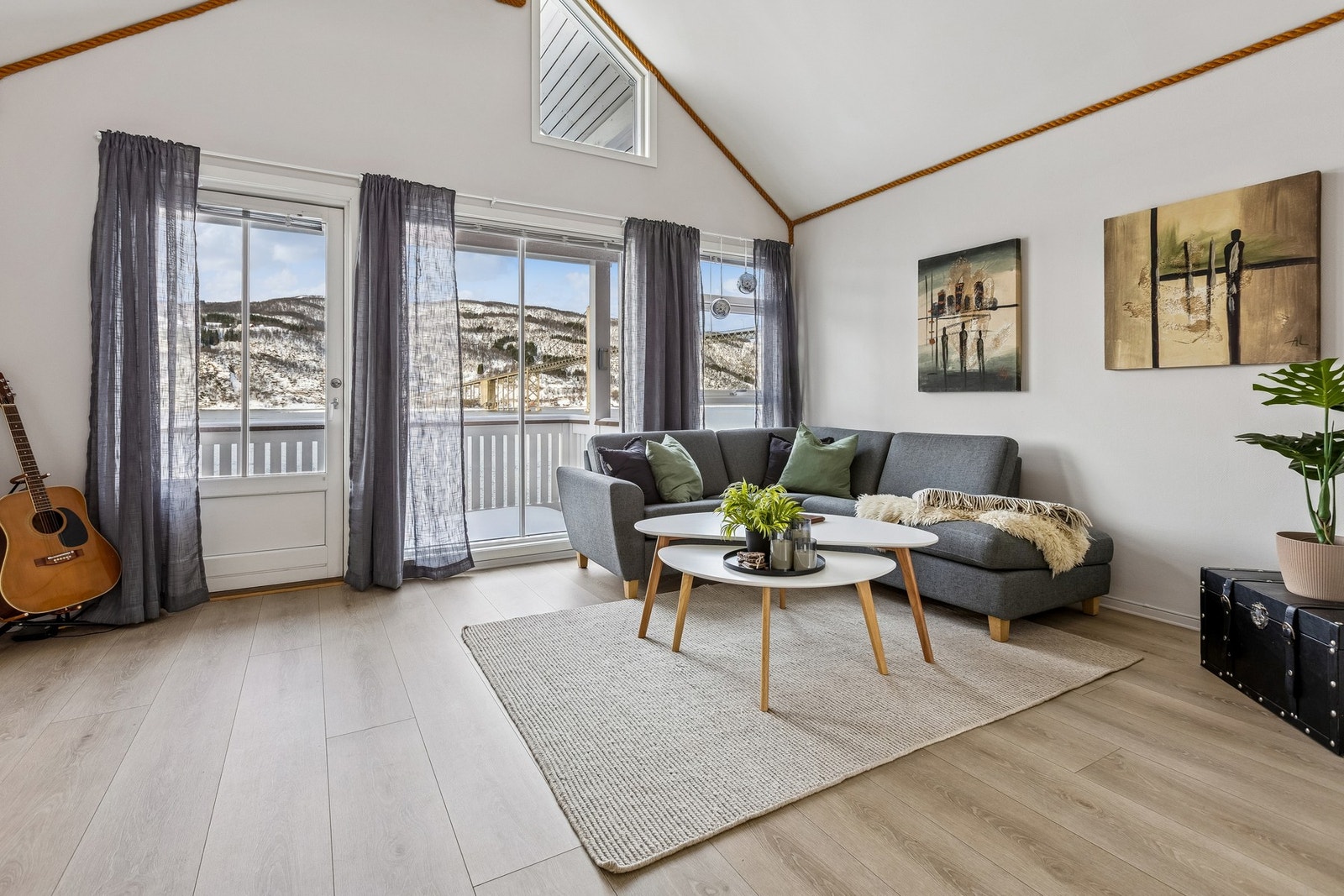 Lys og trivelig stue med god takhøyde Galleribilde