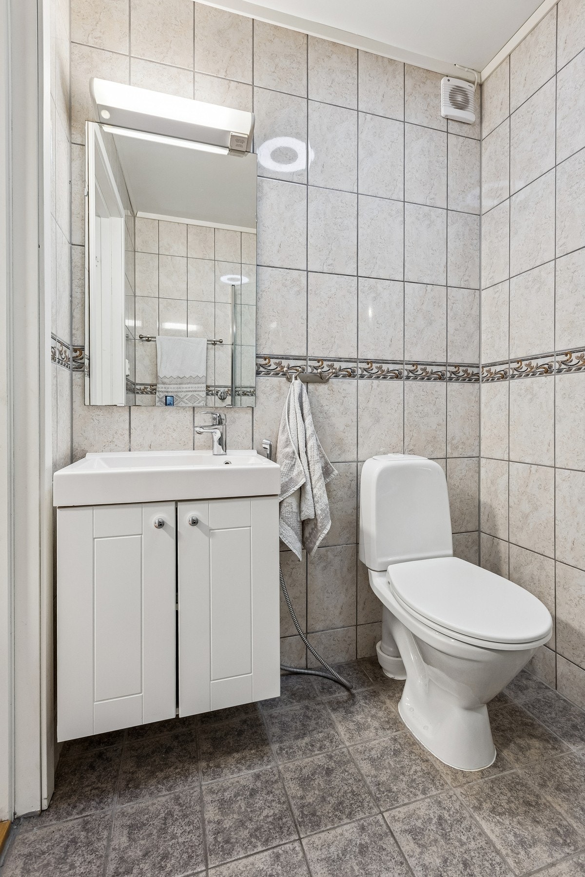 Badet har innredning med nedfelt servant og toalett som er plassert smart for optimal romutnyttelse Galleribilde