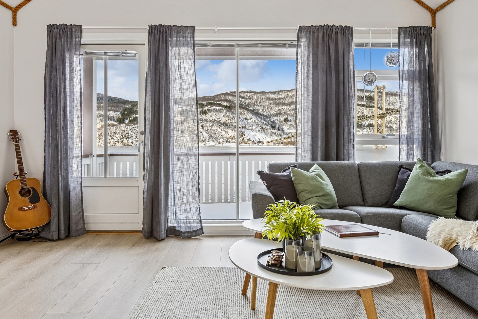 Her får man store vindusflater og utgang til balkong Galleribilde