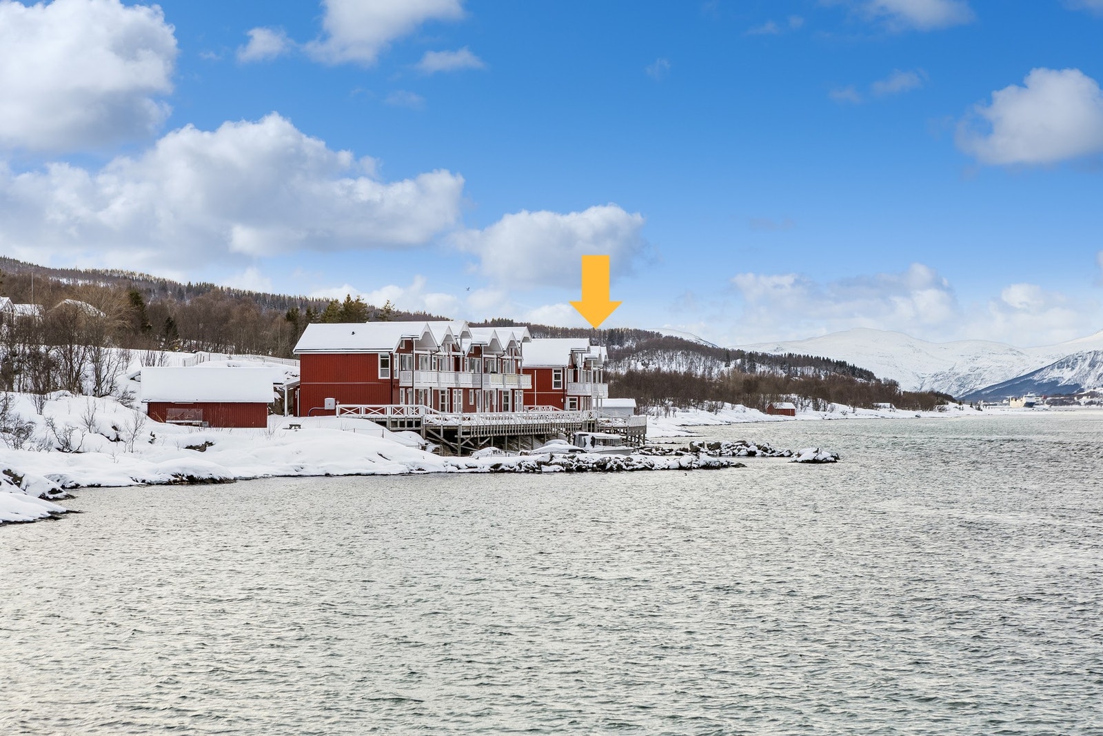 EiendomsMegler 1 v/ Bente Norhild Larsen ønske velkommen til Kvitnes 60 - et moderne og funksjonelt rorbu-inspirert sjøhus fra 2007 Galleribilde