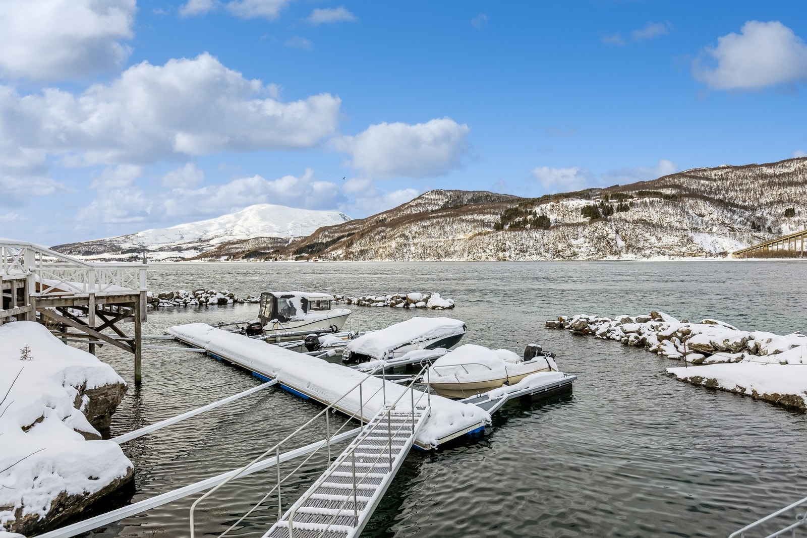 Sjøtomt med kort avstand til egen båtplass i felles kaianlegg Galleribilde