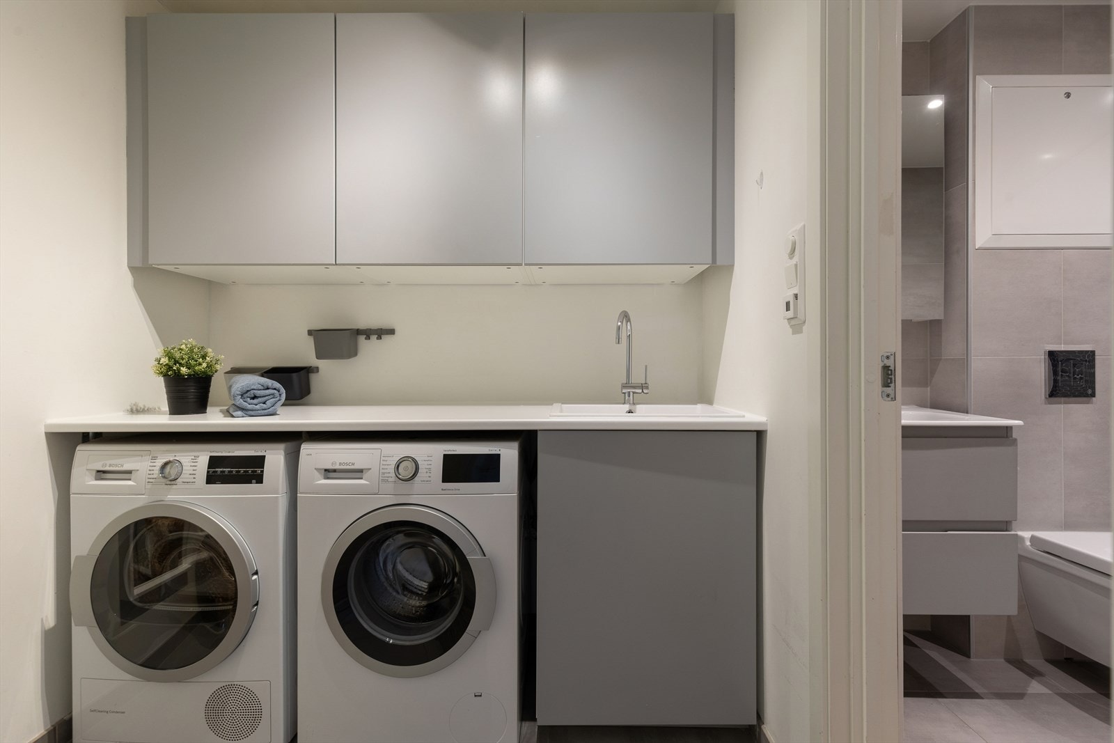 Like ved badet finner du et praktisk vaskerom fra 2017 med god skapplass. Galleribilde