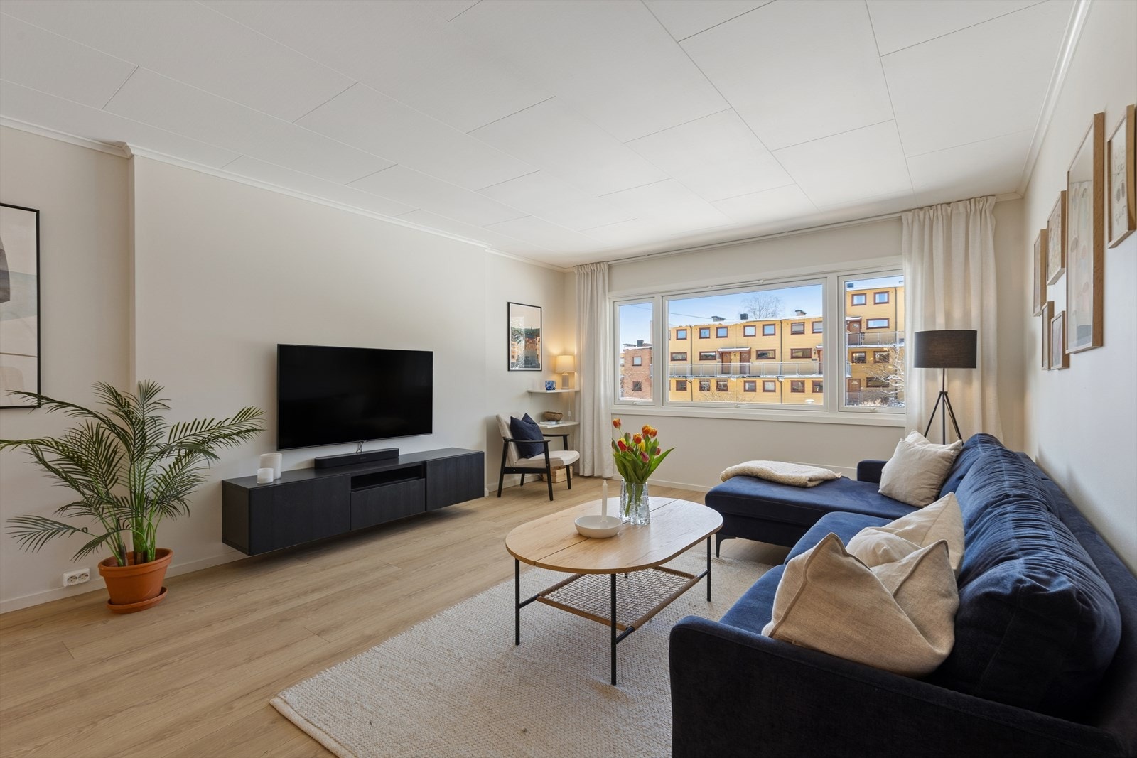 Stuen byr på fleksible møbleringsmuligheter med plass til både sofagruppe og TV-løsning. Galleribilde