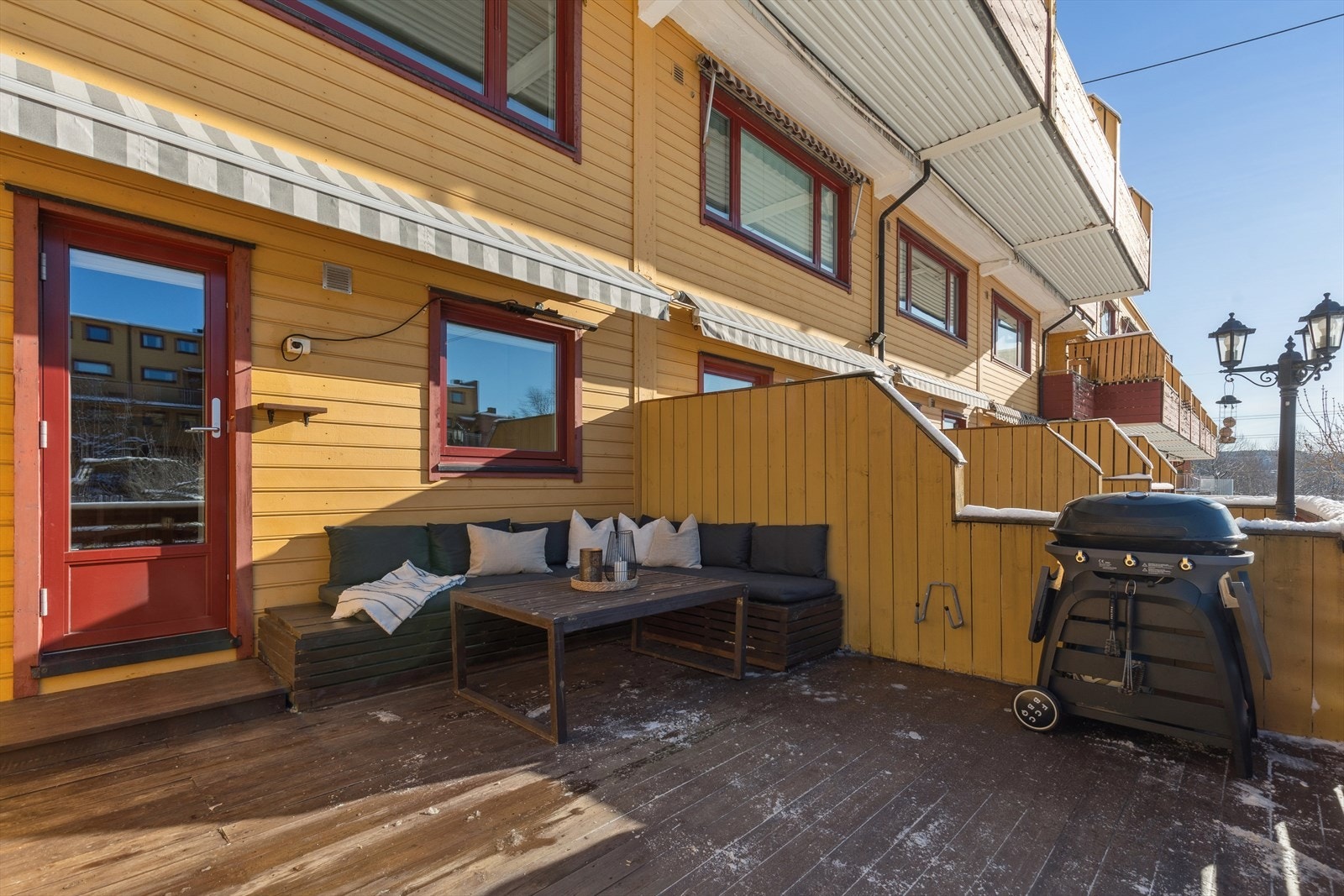 Her er det god plass til sittegruppe og grill, perfekt for både hverdagsbruk og sosiale sammenkomster. Galleribilde