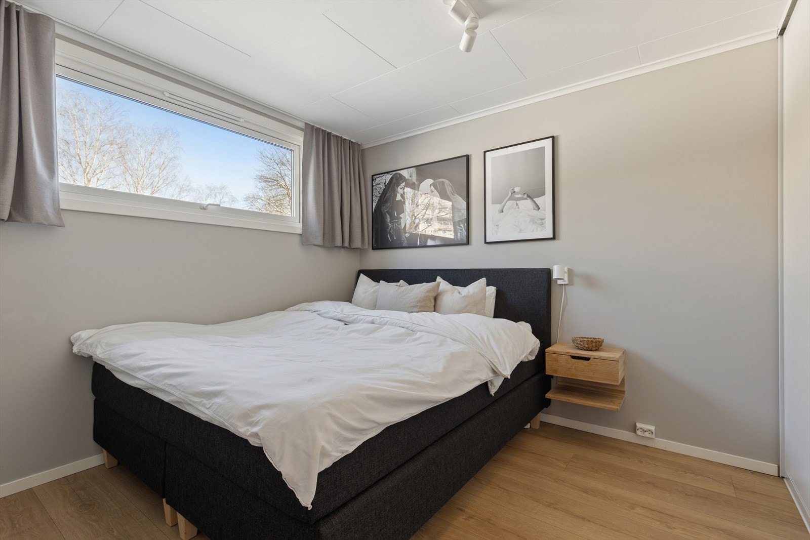 Lyst og romslig soverom med god plass til dobbeltseng. Det store vinduet sikrer naturlig lys og en behagelig atmosfære. Galleribilde