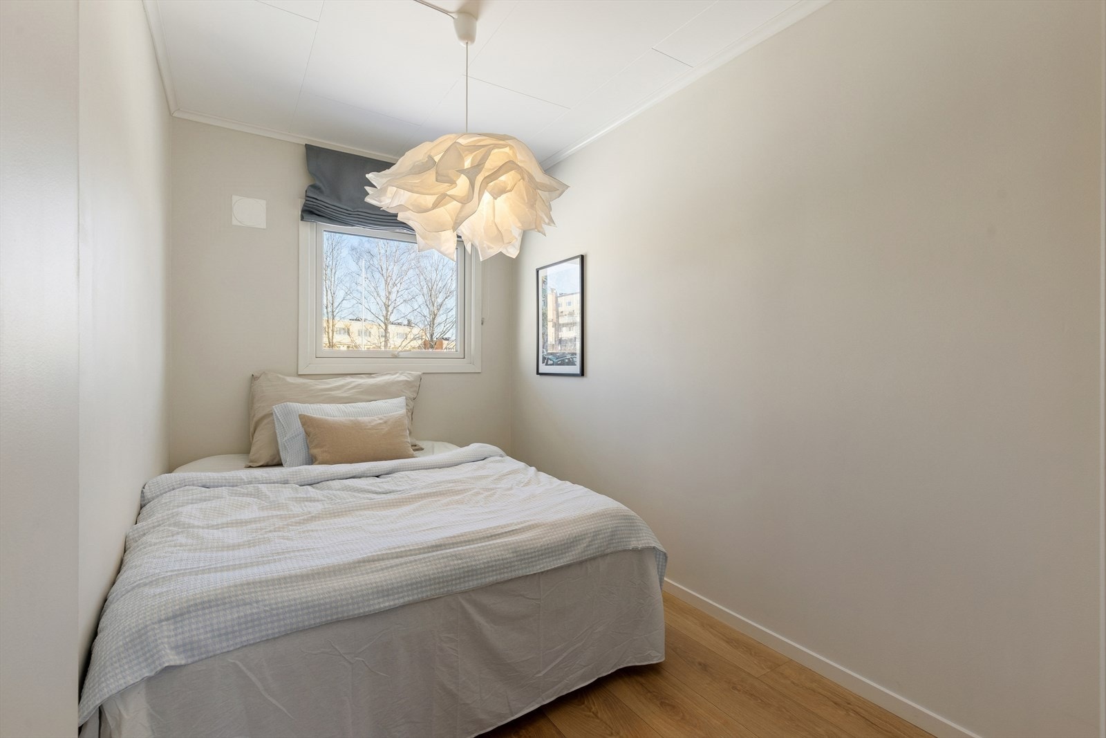 Lyst soverom med hyggelig utsyn. Galleribilde