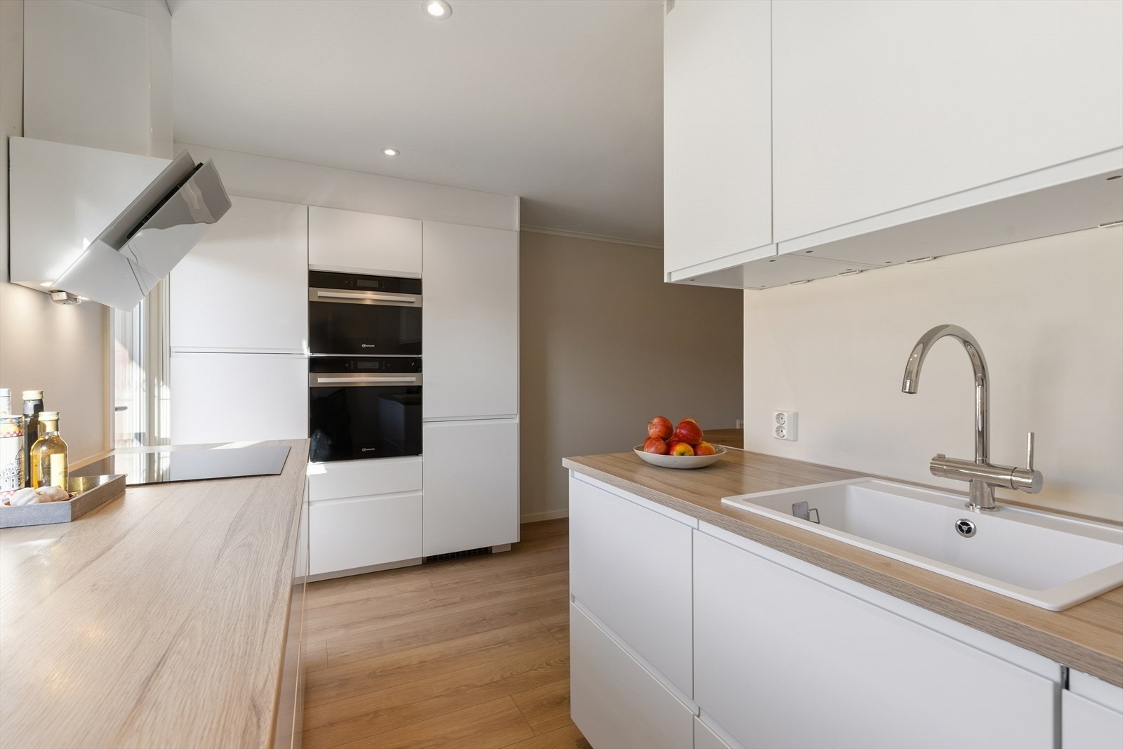 Kjøkkenet har glatte fronter og laminat benkeplate. Videre er det utstyrt med kjøl/frys, oppvaskmaskin, stekeovn, induksjonstopp, mikrobølgeovn og ventilator. Galleribilde