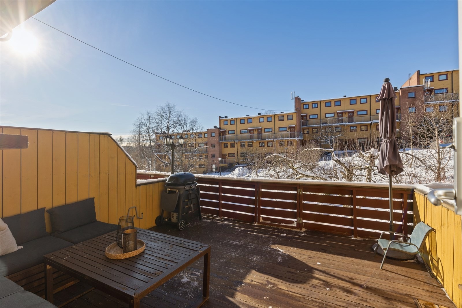 Solrik terrasse på 18m² med adkomst fra kjøkkenet. Galleribilde