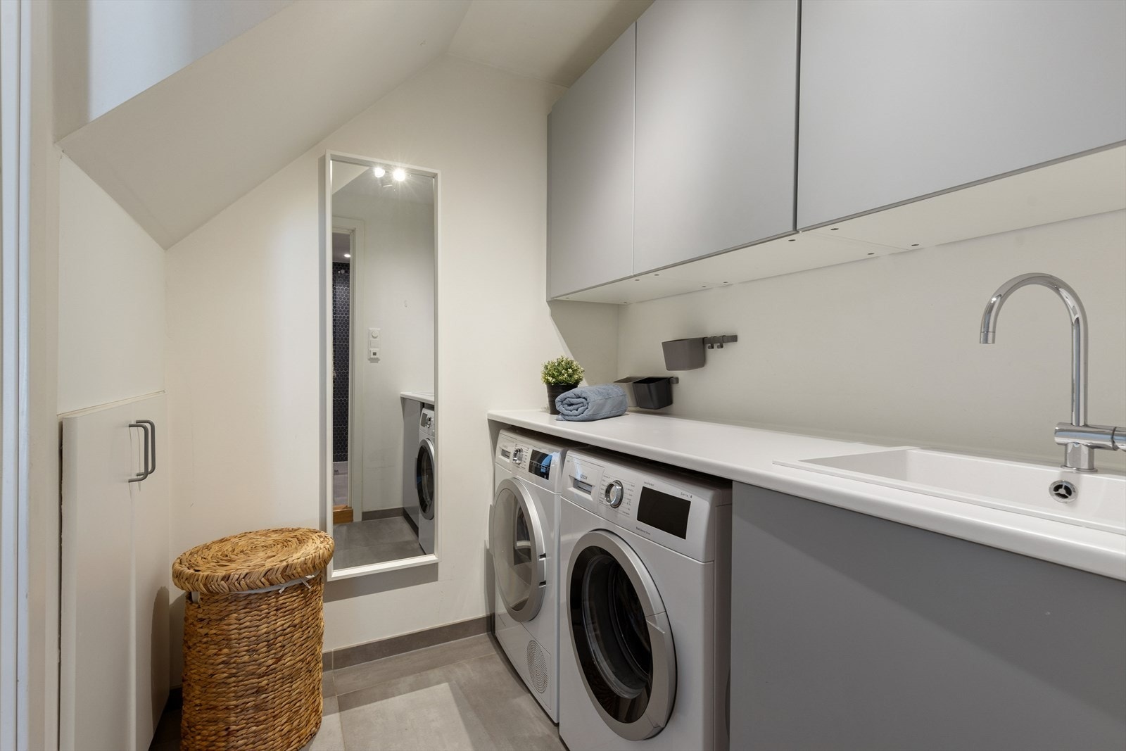 Her er det plass til både vaskemaskin og tørketrommel, som begge medfølger salget. Galleribilde