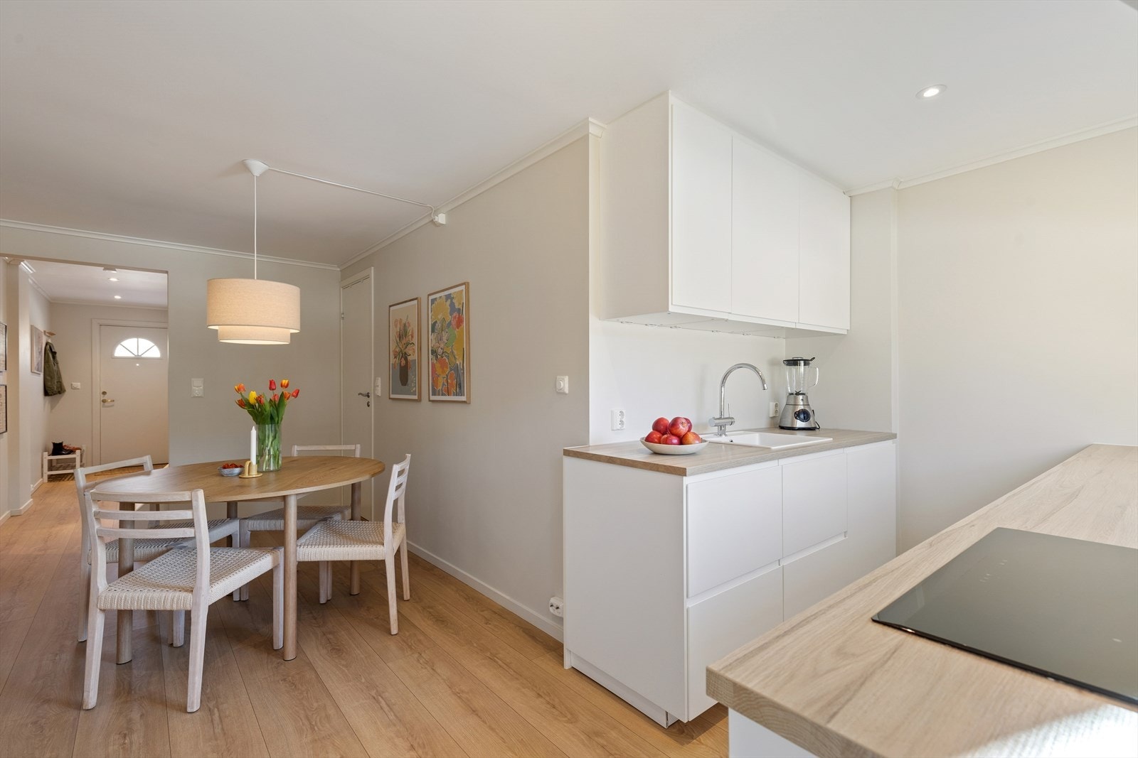 Vannstoppsystem og komfyrvakt er installert for ekstra sikkerhet. Det er god plass til en hyggelig spiseplass i direkte tilknytning til kjøkkenet. Galleribilde