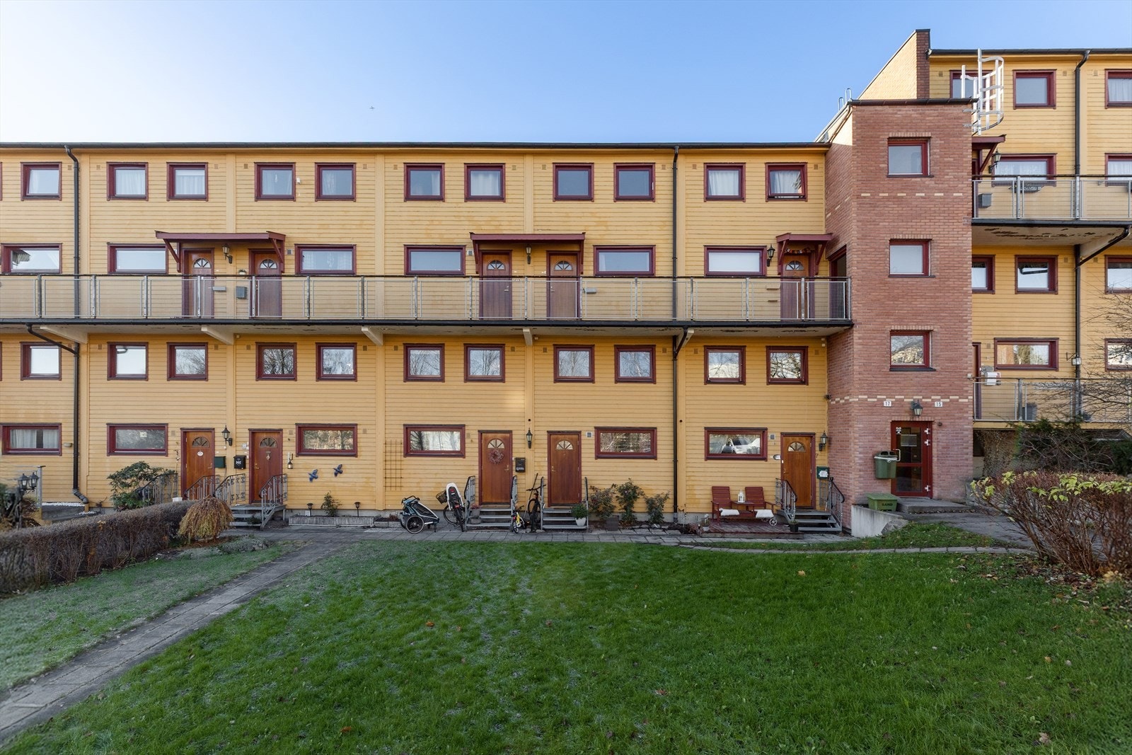 Dette er en totalrenovert (2017) og familievennlig 4-roms leilighet over 2 plan, med attraktiv beliggenhet på Veitvet. Galleribilde