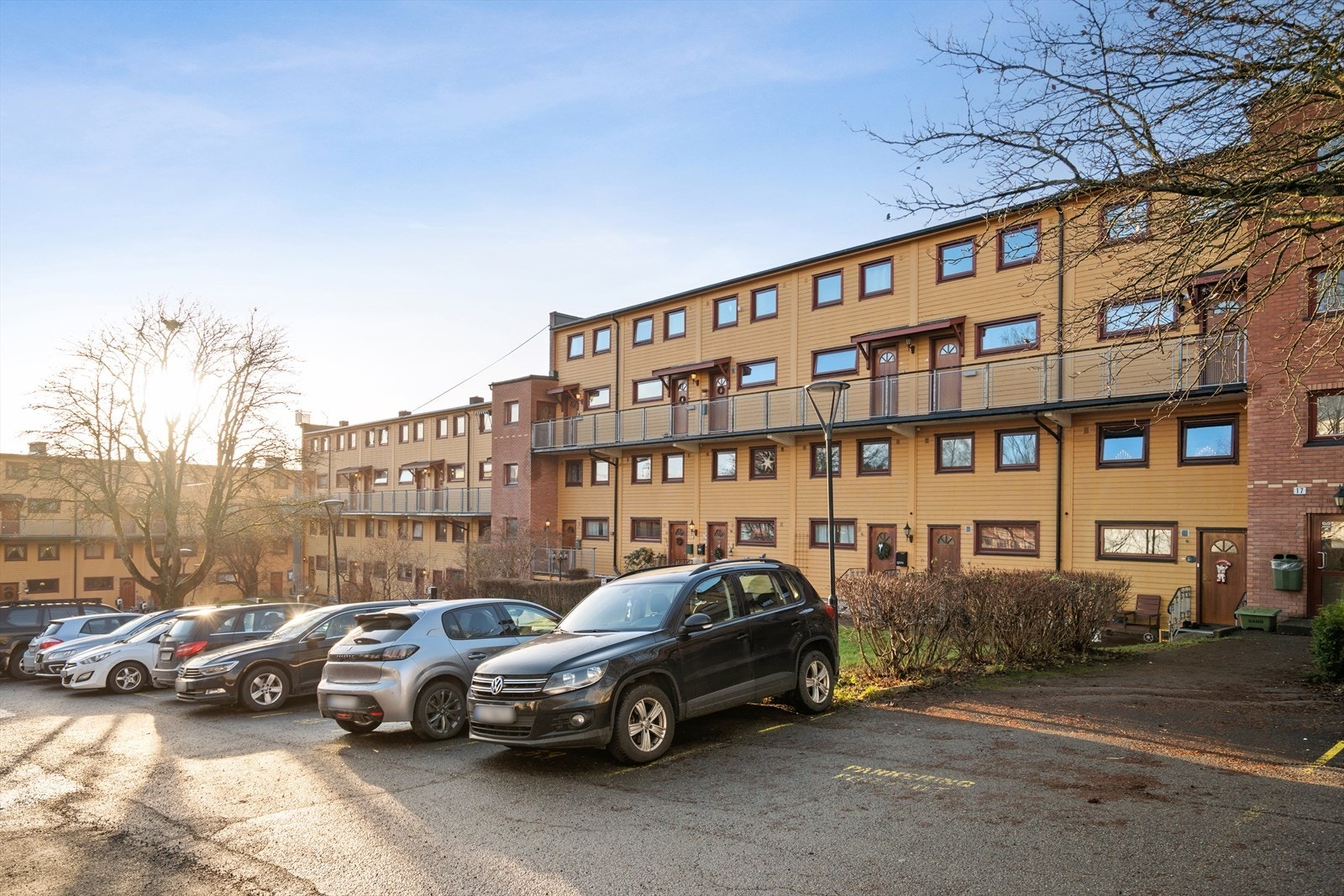 Eiendommen har felles parkeringsplasser tilgjengelig for beboerne med elektronisk registrering. Galleribilde