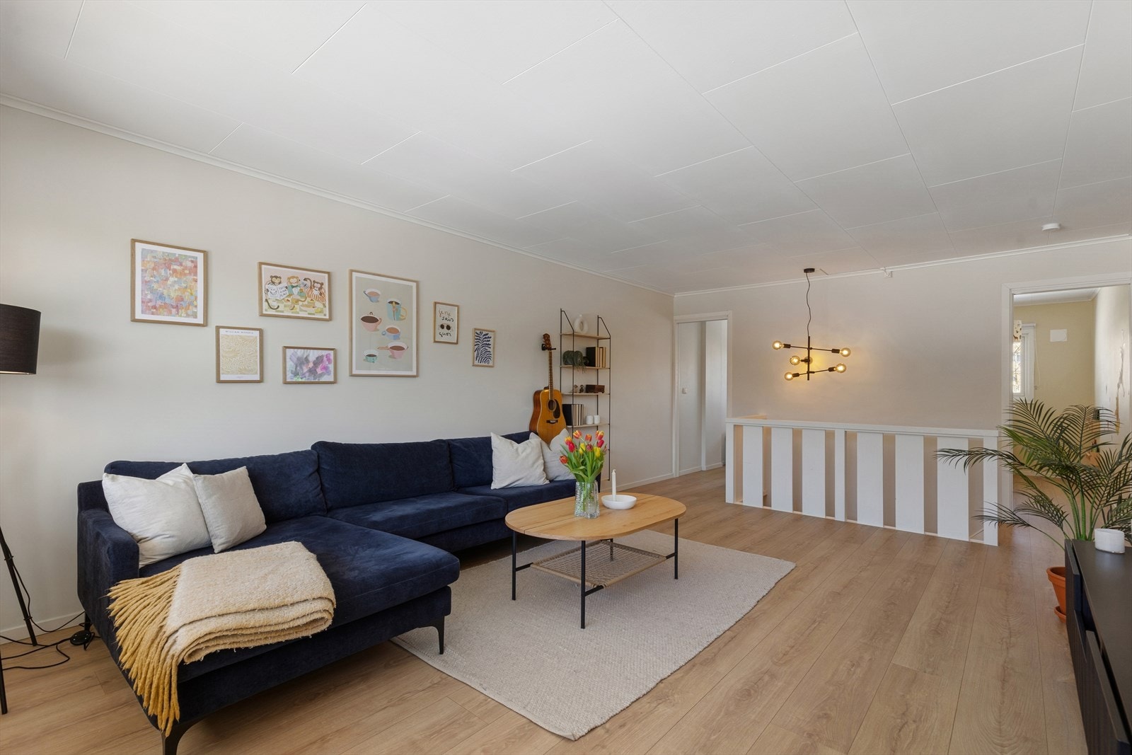 Et innbydende oppholdsrom med god romfølelse og naturlig sonedeling. Galleribilde