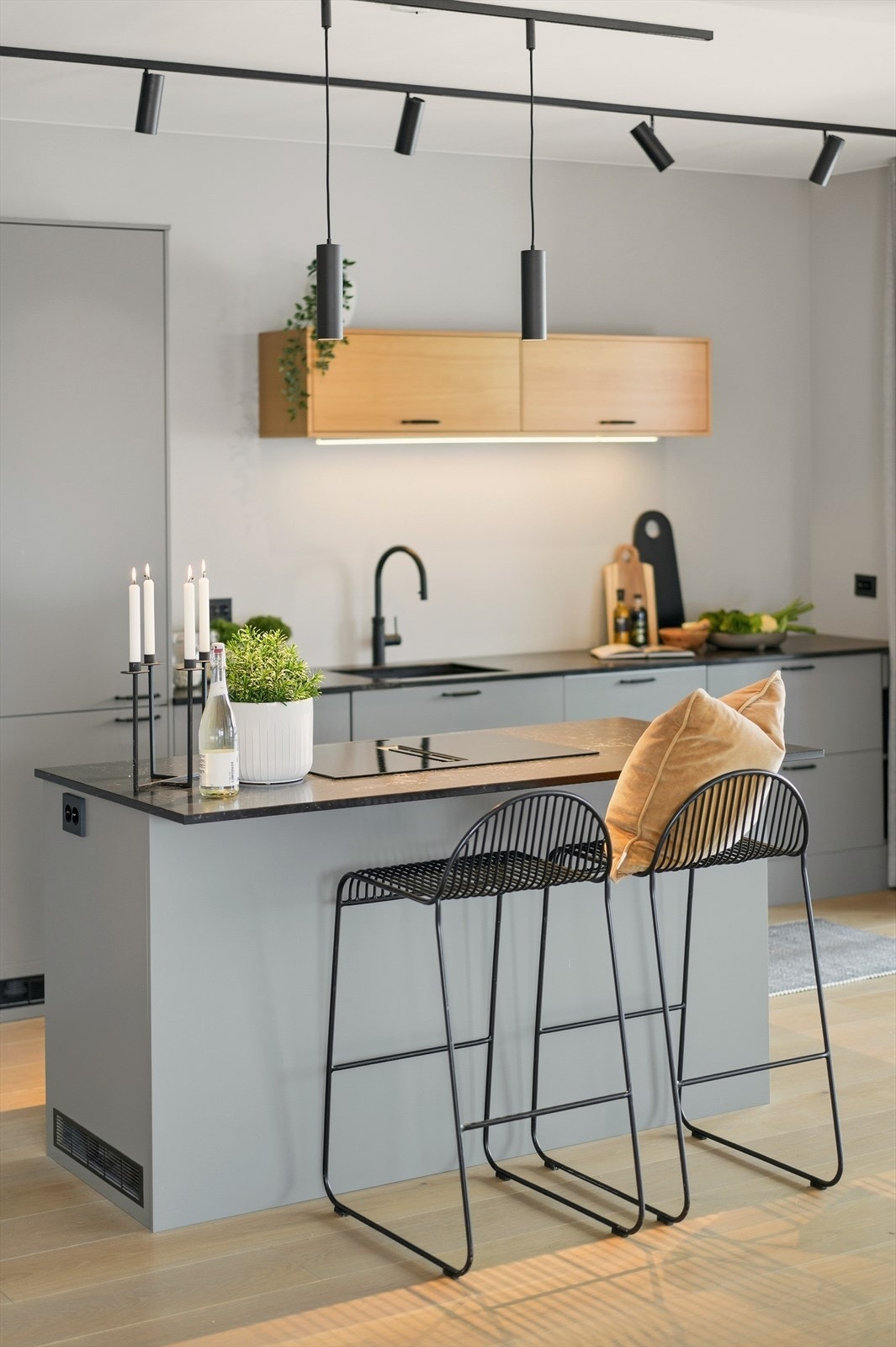 Stilrent kjøkken med glatte fronter og benkeplate i kompositt/steinmateriale/Corean. Galleribilde