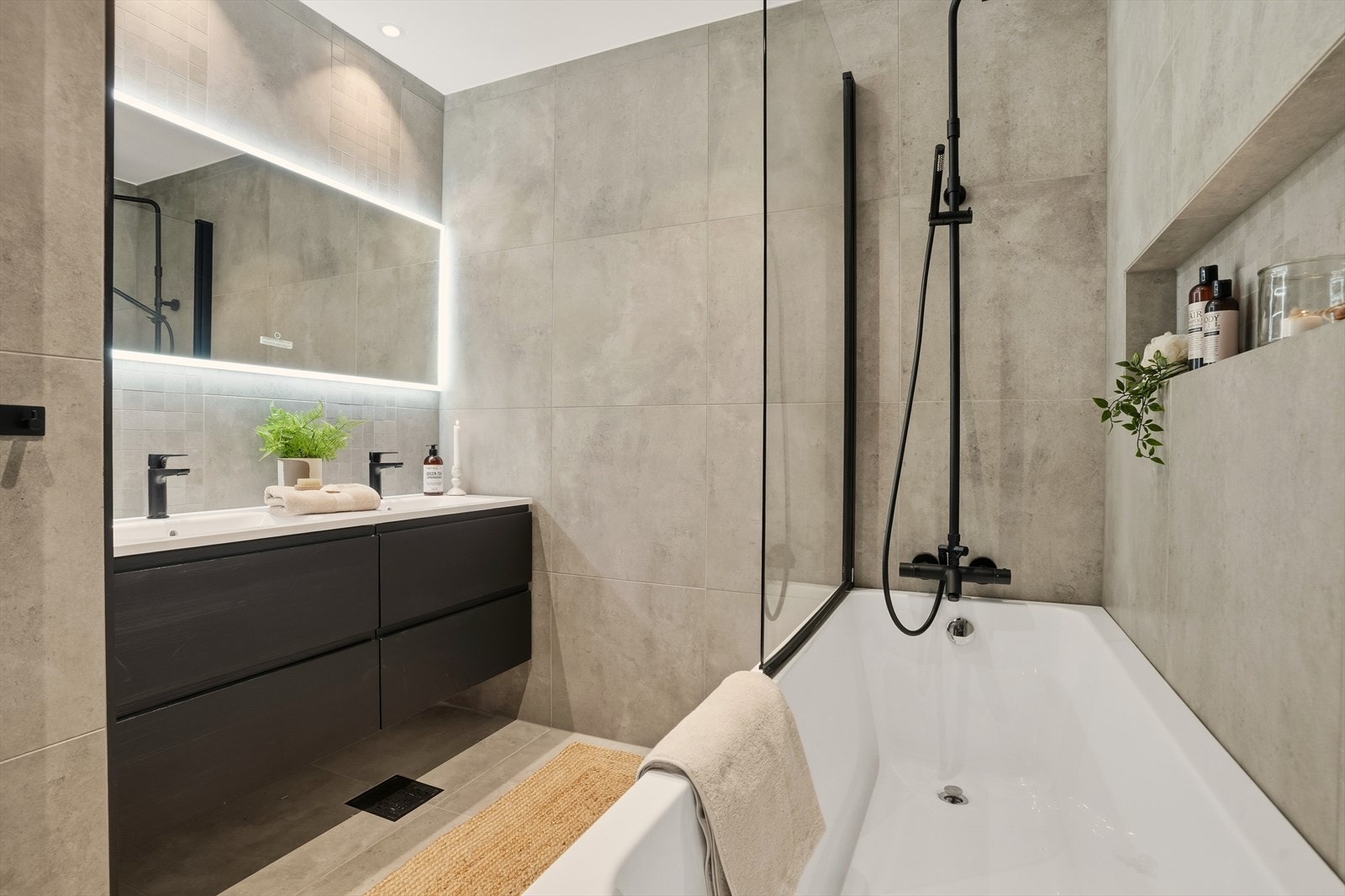 veggene er flislagt, mens taket er malt. Gulvet har fliser med integrerte elektriske varmekabler for økt komfort. Galleribilde