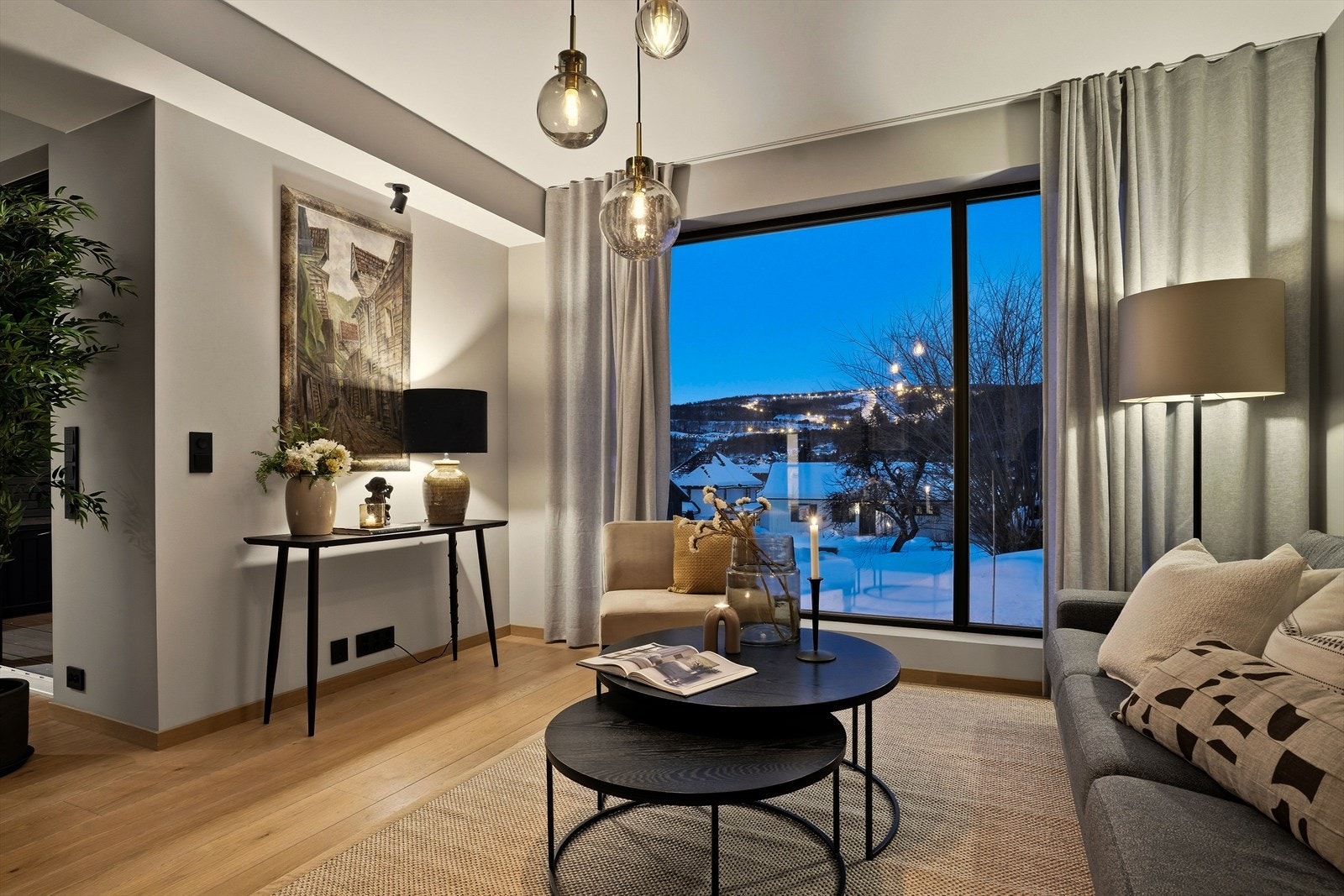 Kveldsbilde. Stuen har flott utsikt mot Funkelia! Galleribilde