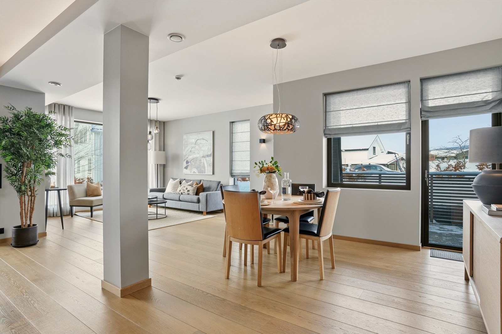 Fra stue er det utgang til to terrasser, en utgang til terrasse ved spisebord, og en utgang ved kjøkken. Galleribilde