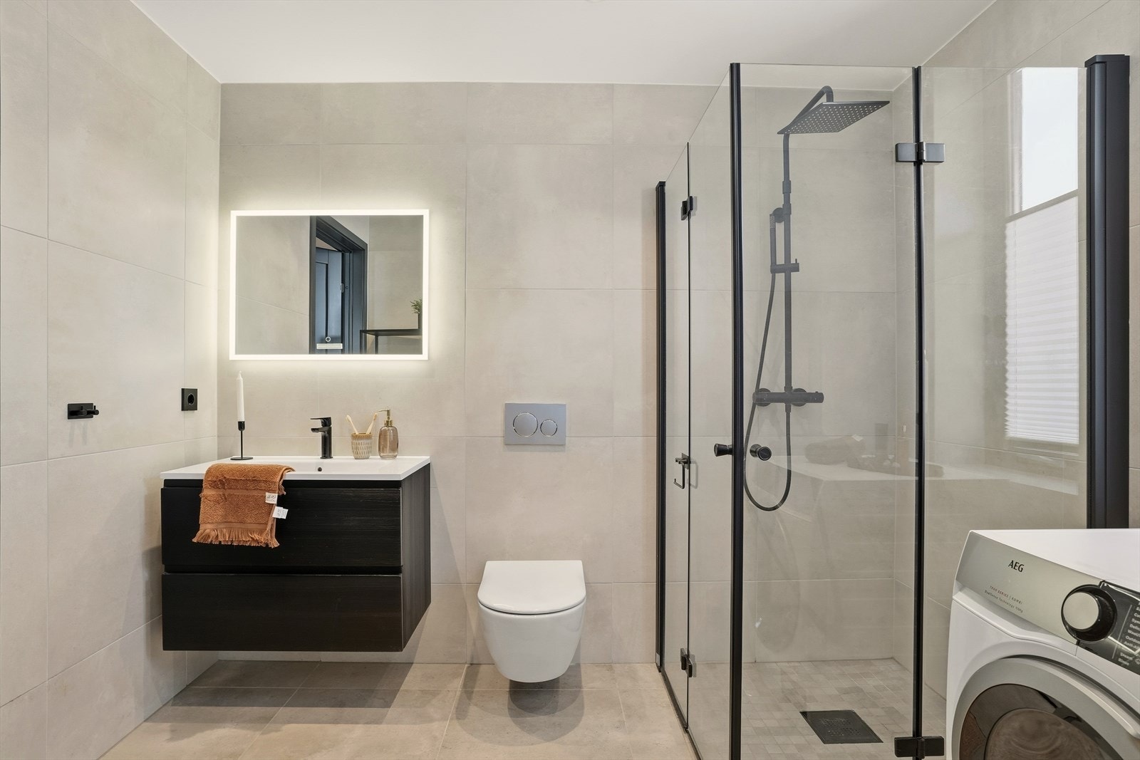 Veggene er flislagte, taket er malt, og gulvet har fliser med elektriske varmekabler. Galleribilde