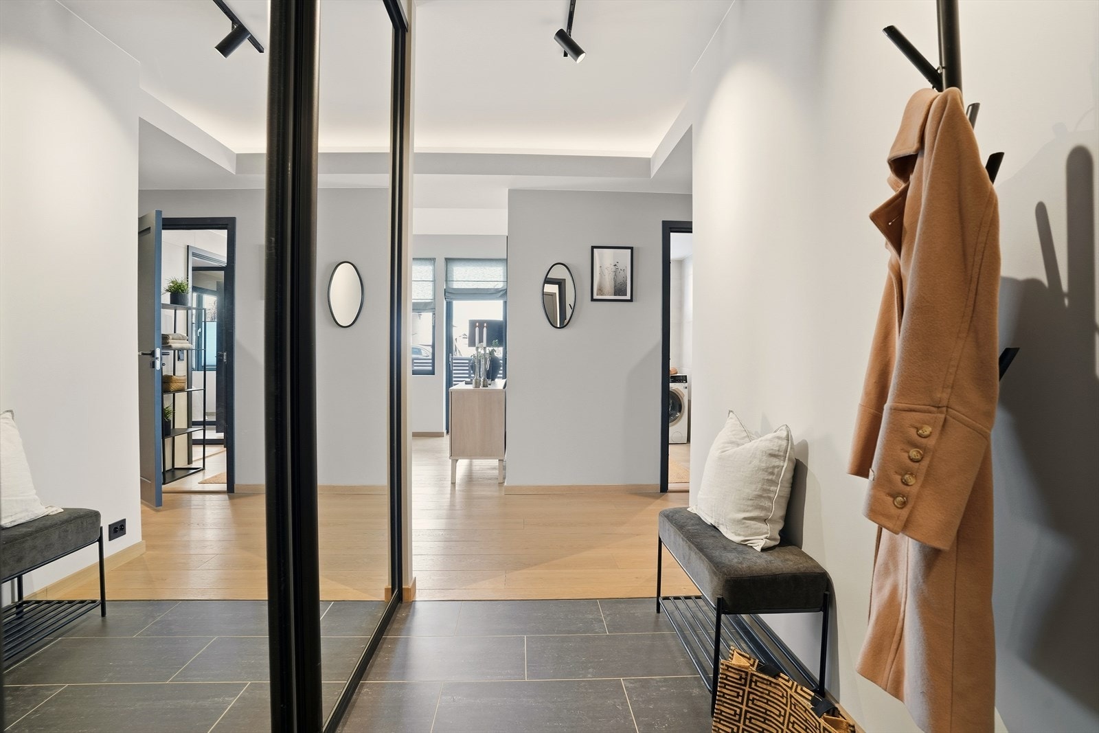 Gang med fliser på gulv, åpent inn til resten av leiligheten. Galleribilde