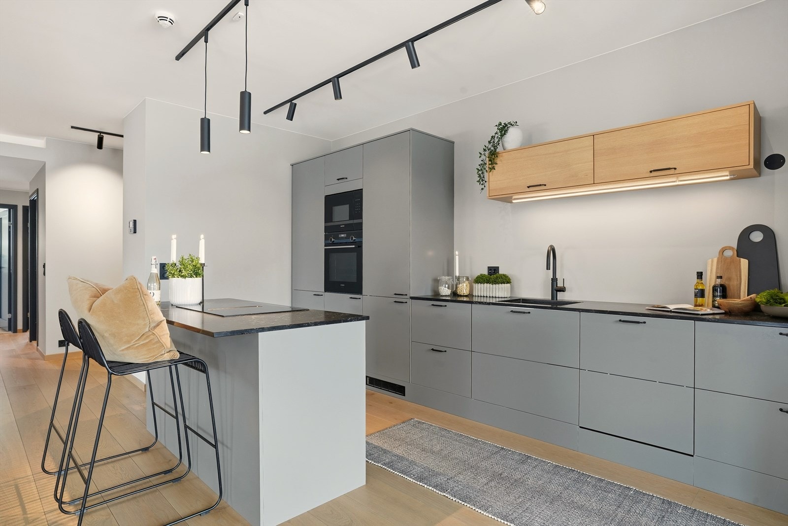 Himlingen består av malte plater, veggene er belagt med malte plater, og gulvet er lagt i parkett. Galleribilde