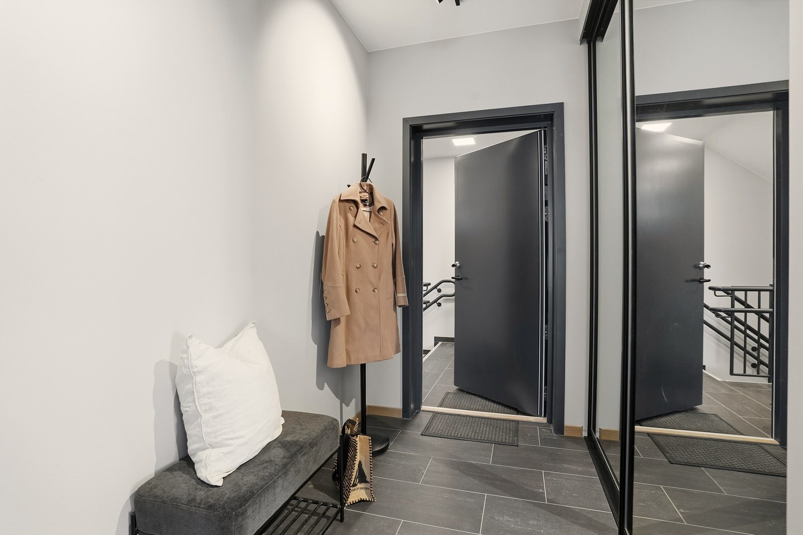 Gangen har praktisk skyvedørsgarderobe med god plass til å henge fra seg yttertøy. Galleribilde